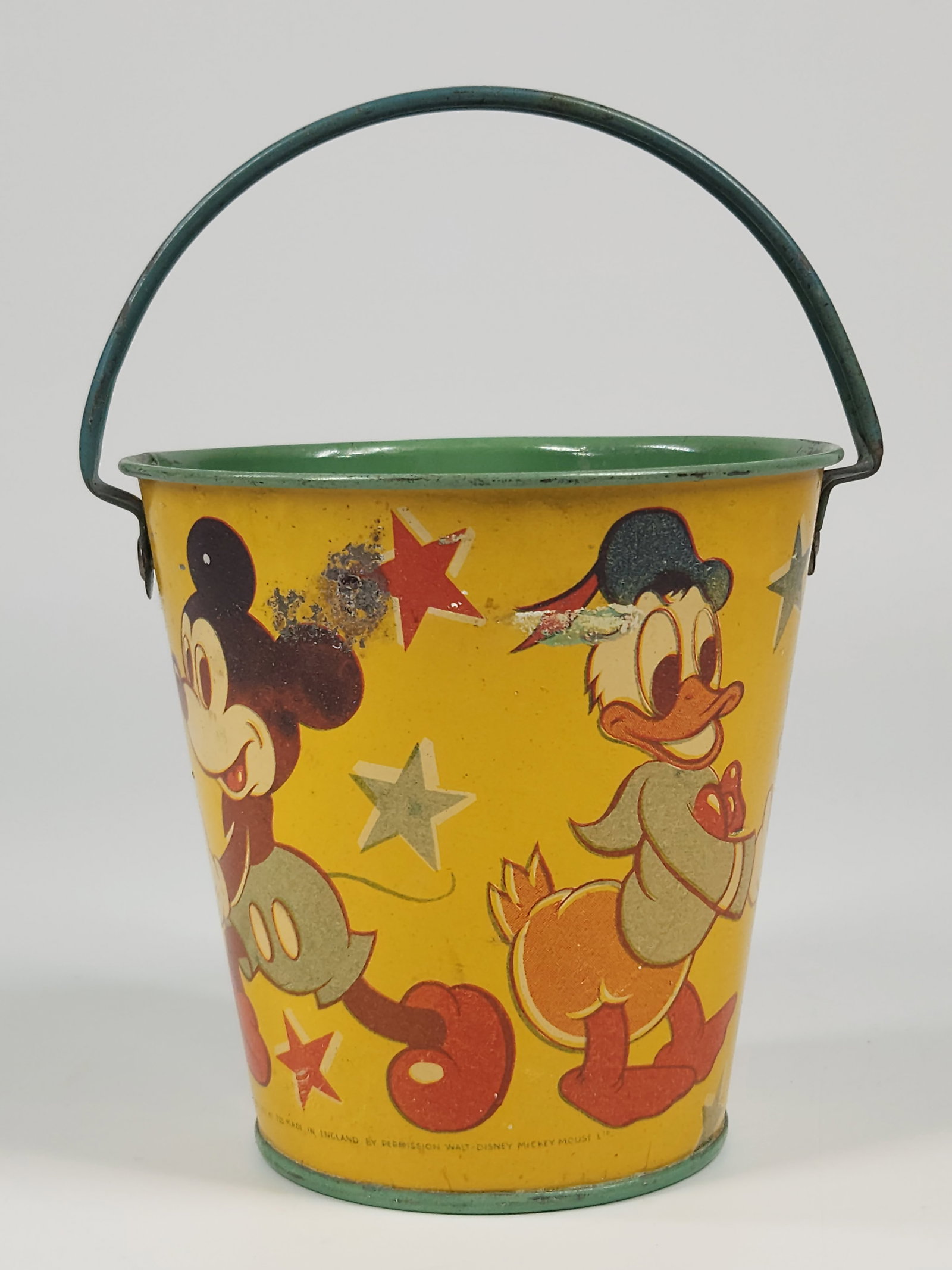 HAPPYNAK WALT DISNEY TIN SAND PAIL: REMAINS IN GOOD CONDITION, SHOWING SOME TYPICAL WEAR. STANDS APPROXIMATELY 4" TALL.