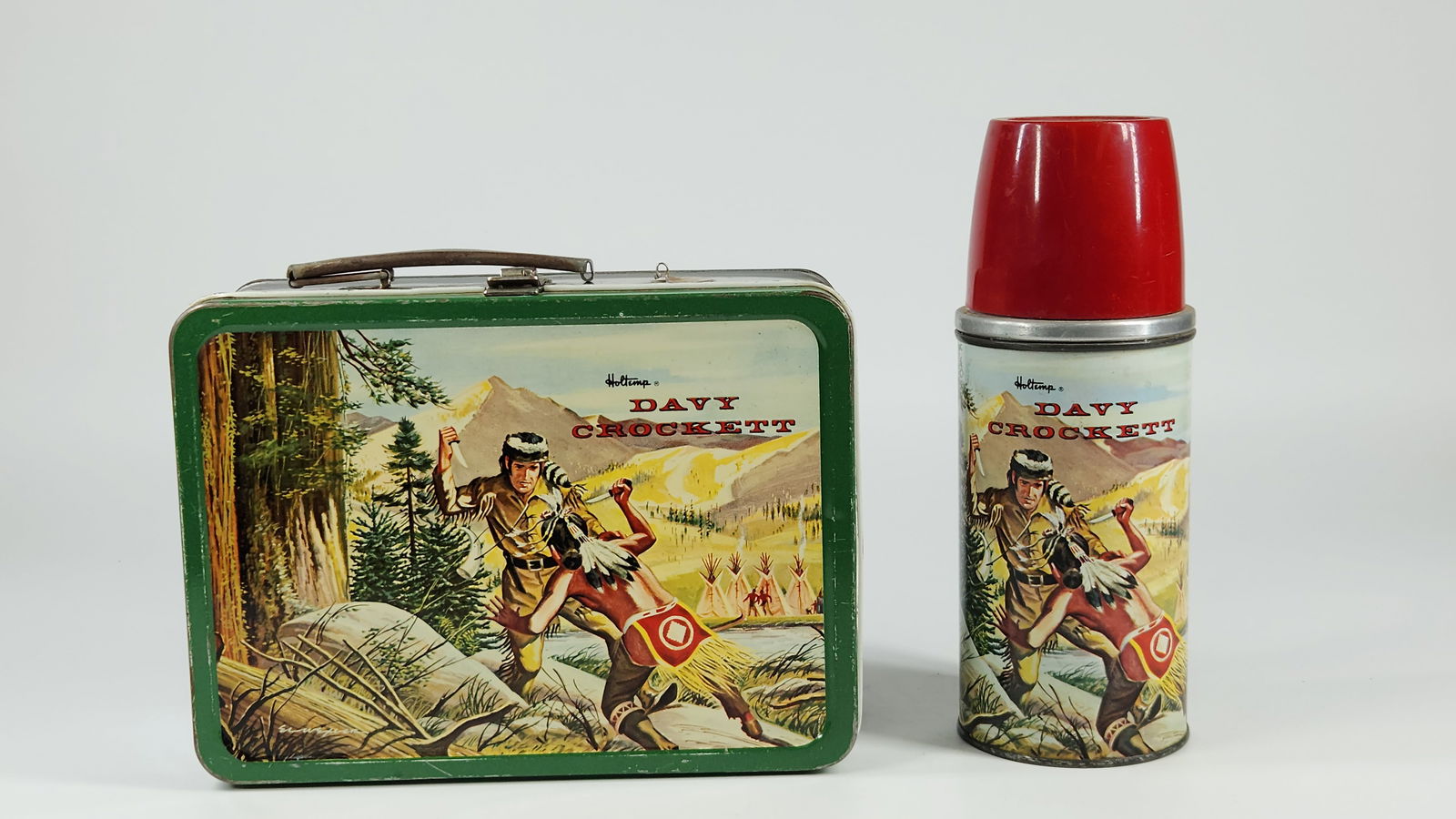 DAVY CROCKETT METAL LUNCH BOX W/ THERMOS: REMAINS IN GOOD CONDITION, SHOWING SOME TYPICAL WEAR. HANDLE NEEDS PIN LOOP. THERMOS REMAINS NICE.