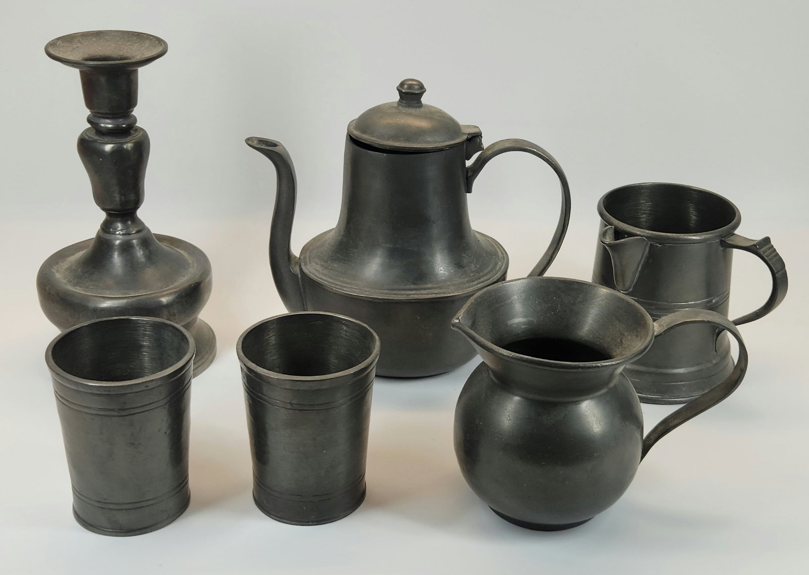 ASSORTED LOT OF OLD WORLD PEWTER: ALL REMAIN IN GOOD CONDITION, SHOWING SOME TYPICAL WEAR.