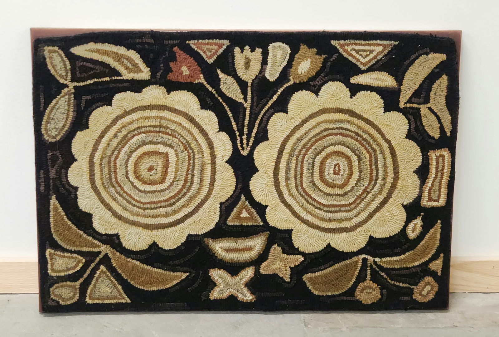 ANTIQUE FLOWER PATTERN HOOKED RUG (1 of 4)