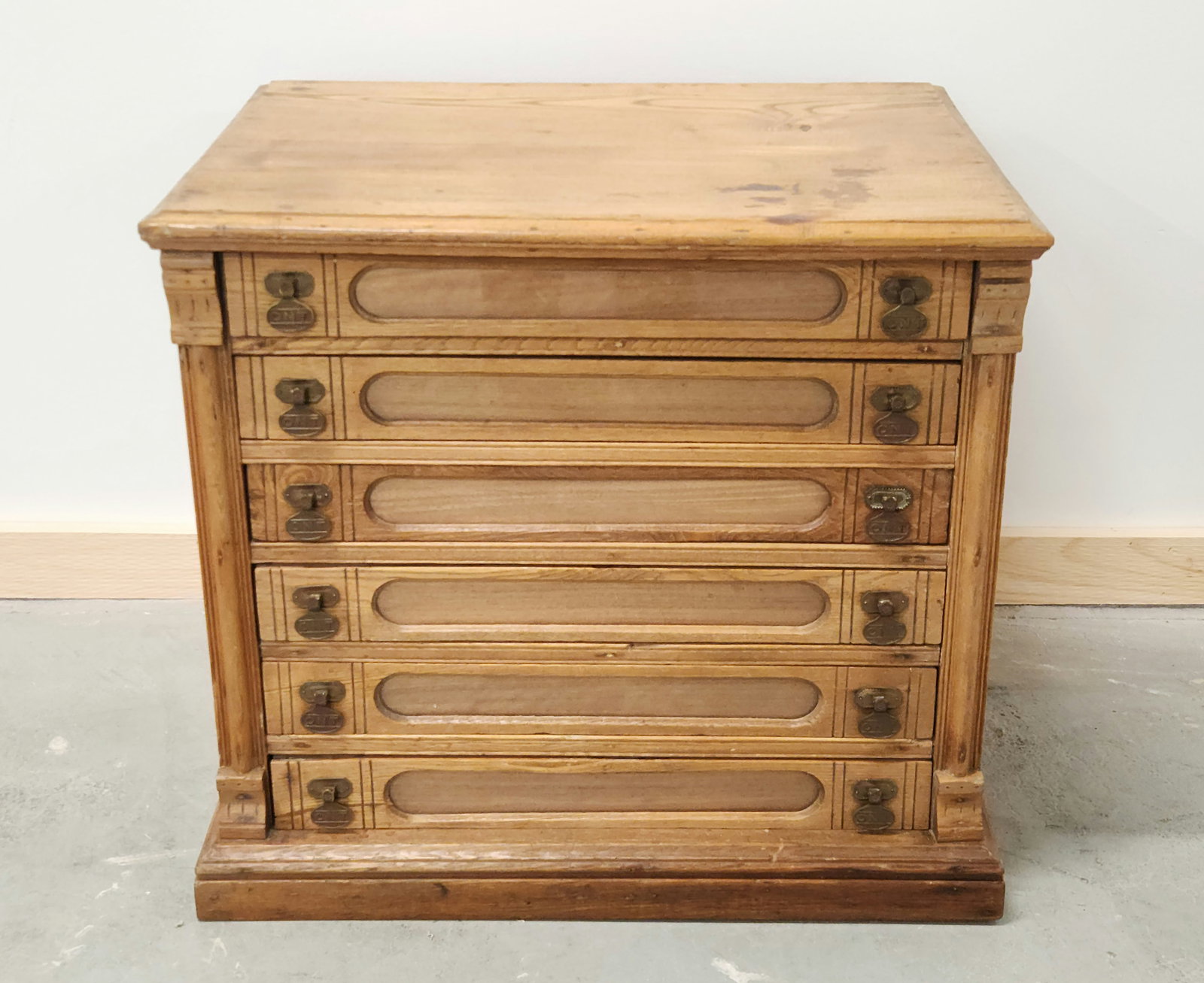 ANTIQUE ONT SEWING SPOOL DISPLAY CABINET (1 of 7)