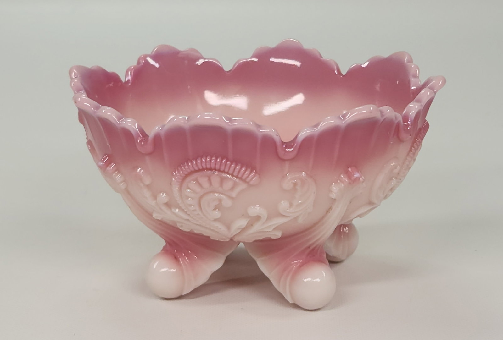 DUGAN INVERTED FAN & FEATHER PINK SLAG GLASS BOWL: REMAINS IN VERY GOOD CONDITION, SHOWING SOME TYPICAL WEAR. NO CHIPS OR CRACKS.