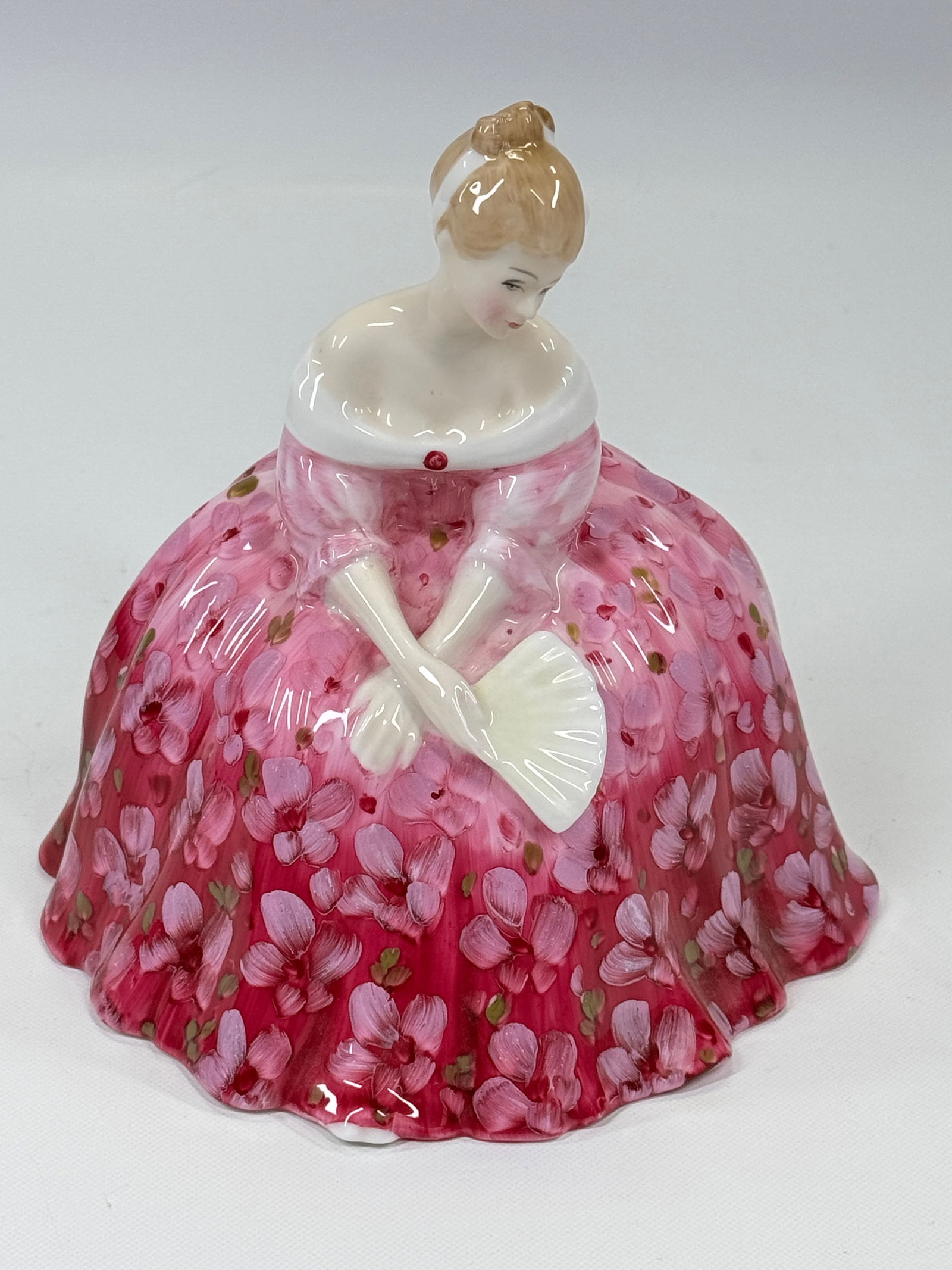 ROYAL DOULTON BONE CHINA VICTORIA: REMAINS IN EXCELLENT CONDITION. NO CHIPS OR CRACKS.