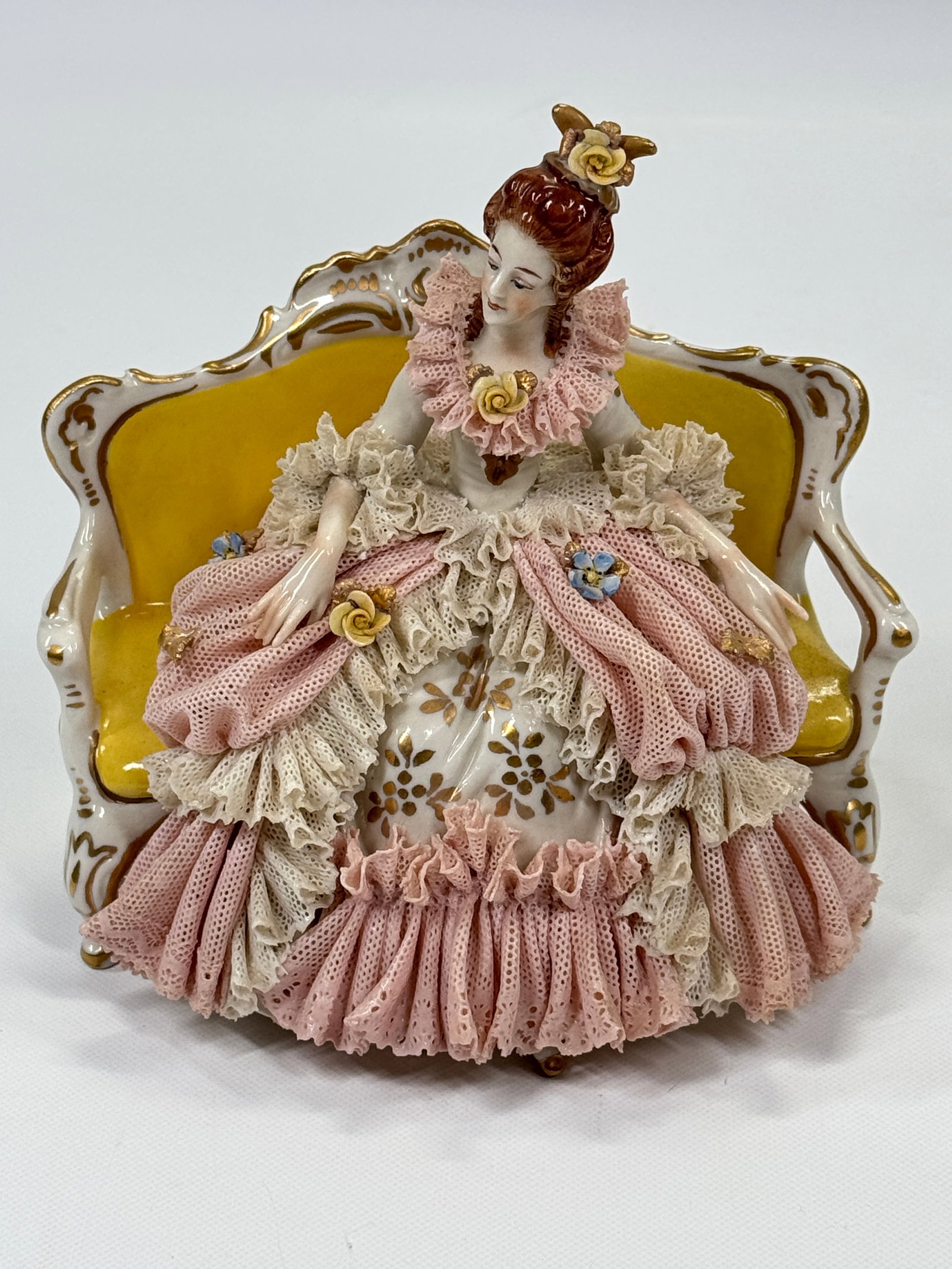 1975 CROWN STAMPED SPAGHETTI FIGURE IN SETTEE: REMAINS IN VERY GOOD CONDITION, SHOWING ONLY SOME MINIMAL WEAR. NO CHIPS OR CRACKS.