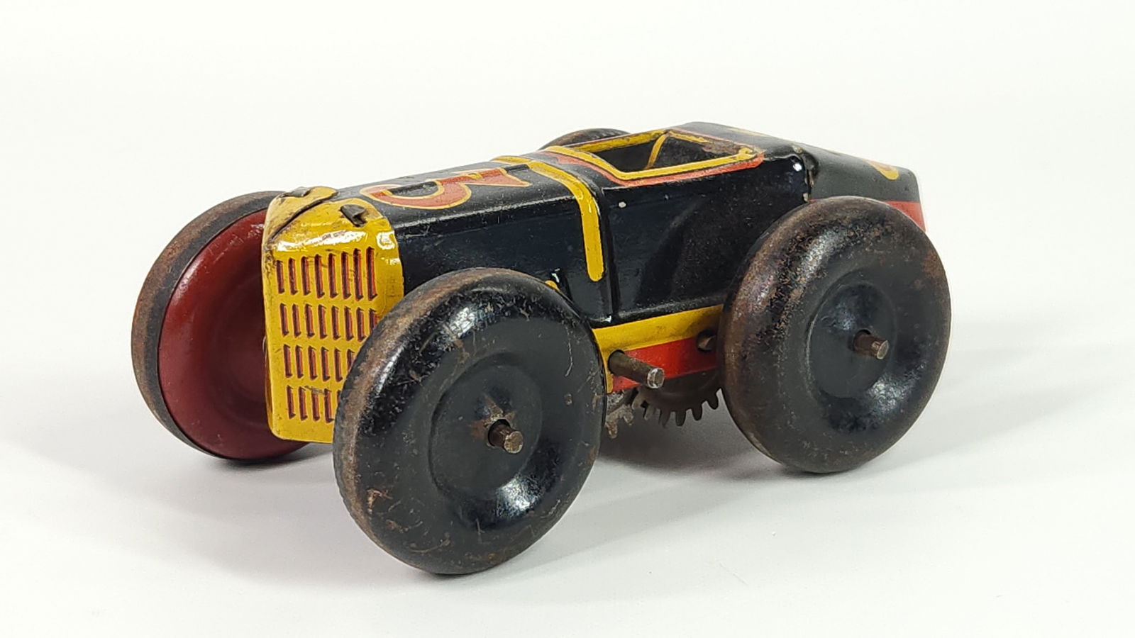 MARX TIN LITHO WIND UP RACE CAR: REMAINS IN FAIR CONDITION, SHOWING TYPICAL USAGE WEAR.