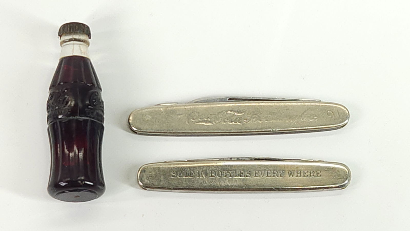 MINI COCA COLA BOTTLE & 2) ANTIQUE POCKET KNIVES (1 of 3)