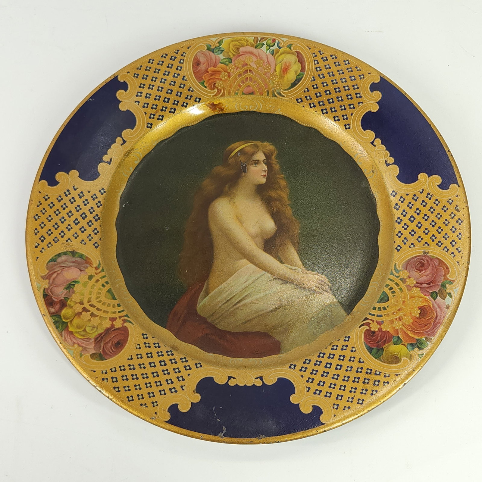 ANTIQUE TIN LITHO AMERICAN TIN PLATE CO VIENNA ART PLATE: REMAINS IN GOOD CONDITION, SHOWING SOME TYPICAL WEAR.