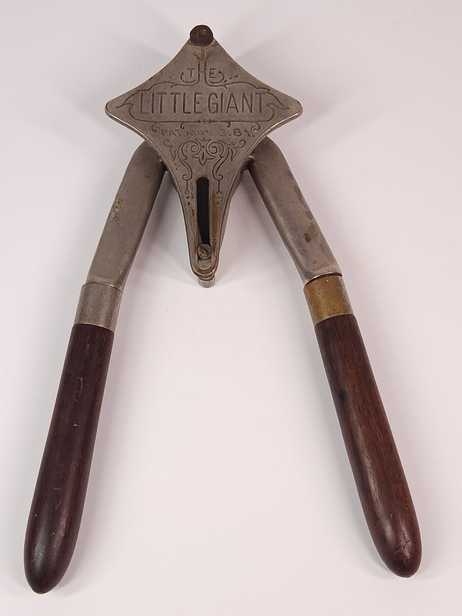 ANTIQUE THE LITTLE GIANT CITRUS SQUEEZE / ICE CRUSHER: REMAINS IN GOOD CONDITION, SHOWING SOME TYPICAL USAGE WEAR.