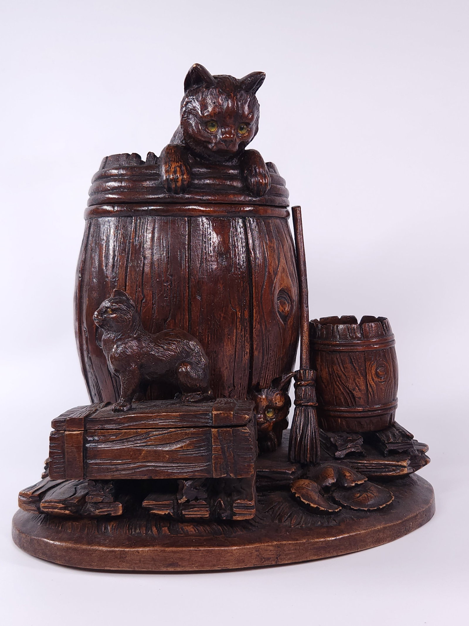 BLACK FOREST CARVED CAT HUMIDOR MATCH SAFE (1 of 13)