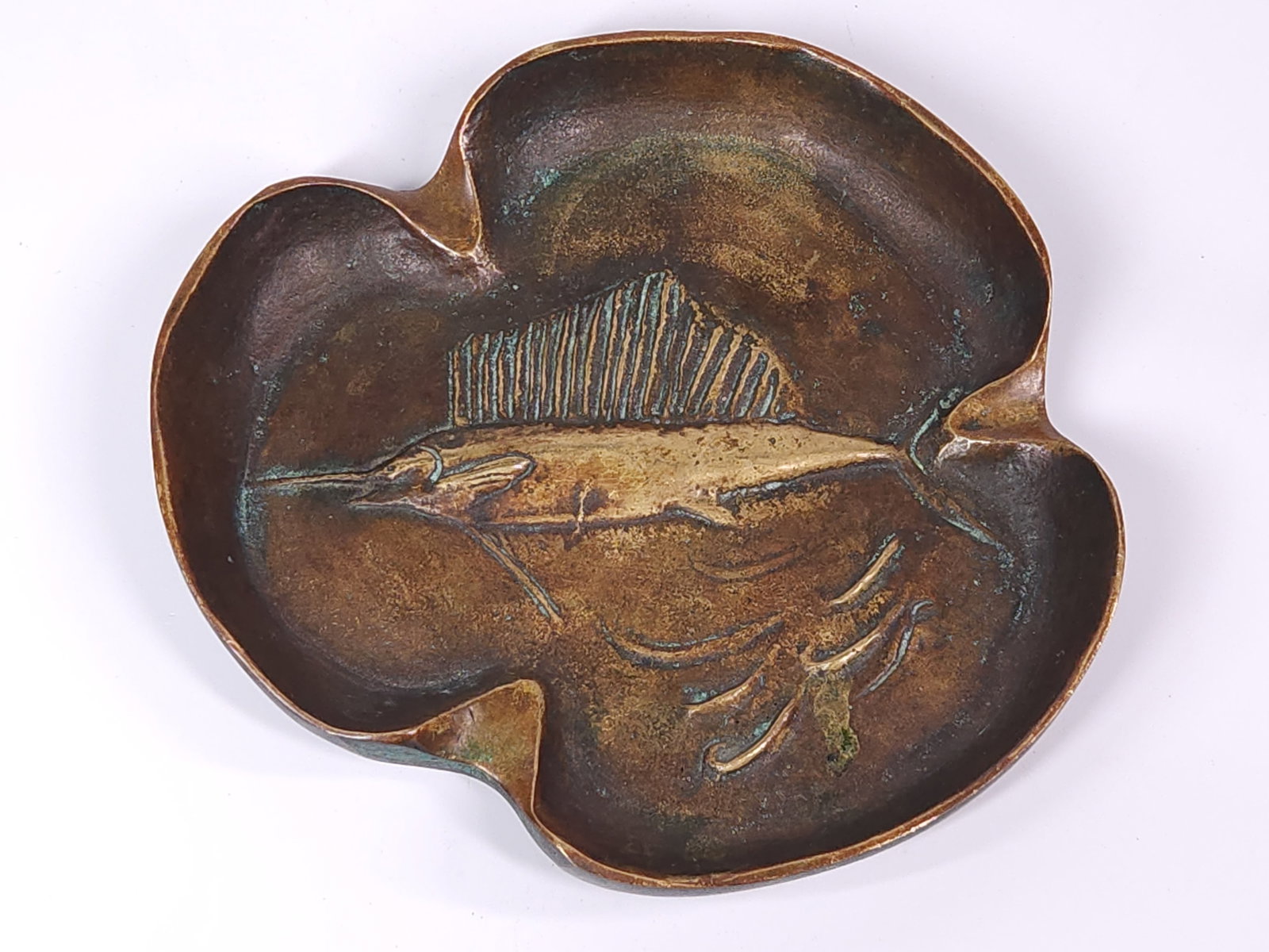 VIRGINIA METALCRAFTERS BRONZE MARLIN FISH ASHTRAY: REMAINS IN GOOD CONDITION, SHOWING SOME TYPICAL WEAR CONSISTENT WITH AGE AND USE.