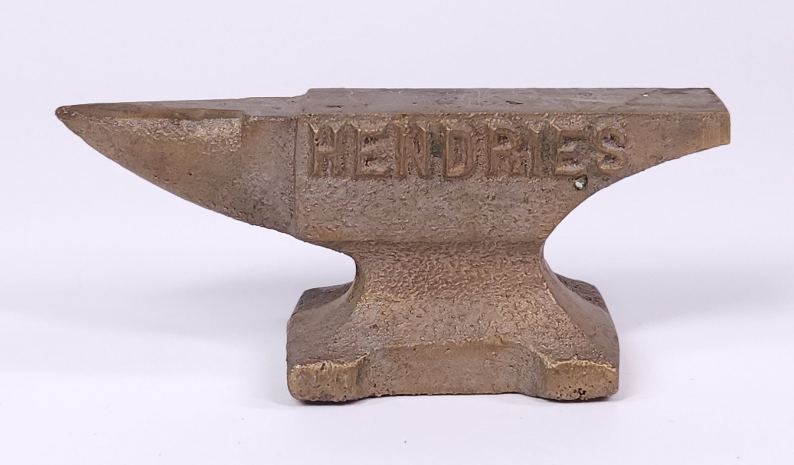 CAST BRASS HENDRIES ADVERTISING ANVIL: REMAINS IN FAIR TO GOOD USED CONDITION, SHOWING SOME TYPICAL WEAR.