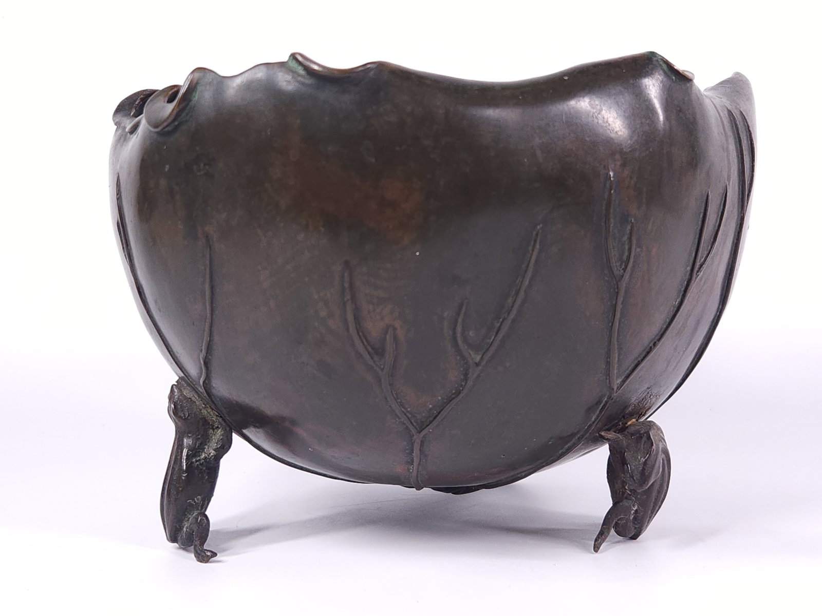 ANTIQUE BRONZE LILY PAD BOWL W/ FROG FEET: REMAINS IN GOOD CONDITION, SHOWING SOME TYPICAL WEAR CONSISTENT WITH AGE AND USE.
