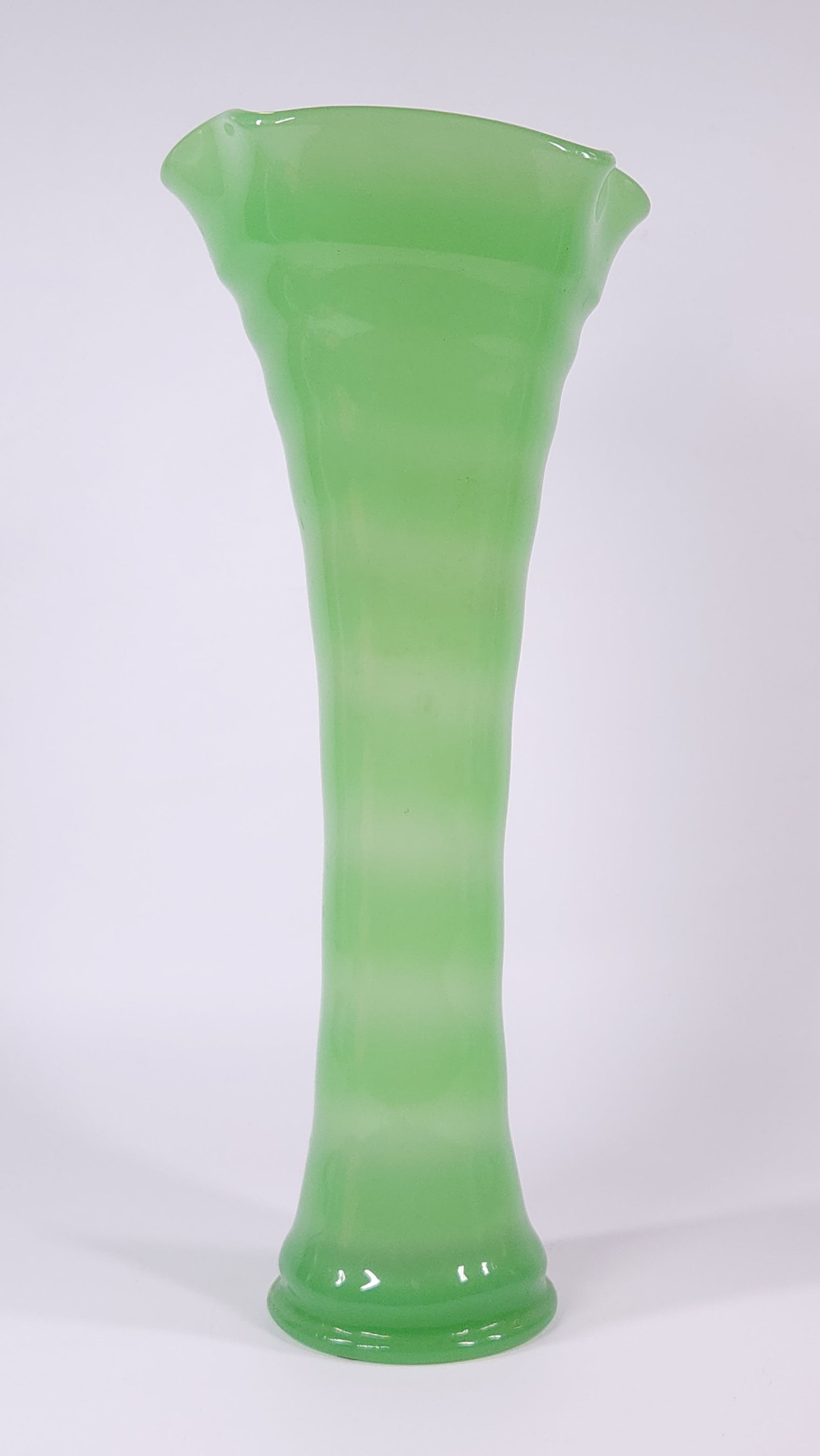 VINTAGE JADE GREEN STRETCH OPTIC VASE: REMAINS IN GOOD CONDITION. NO CHIPS OR CRACKS.