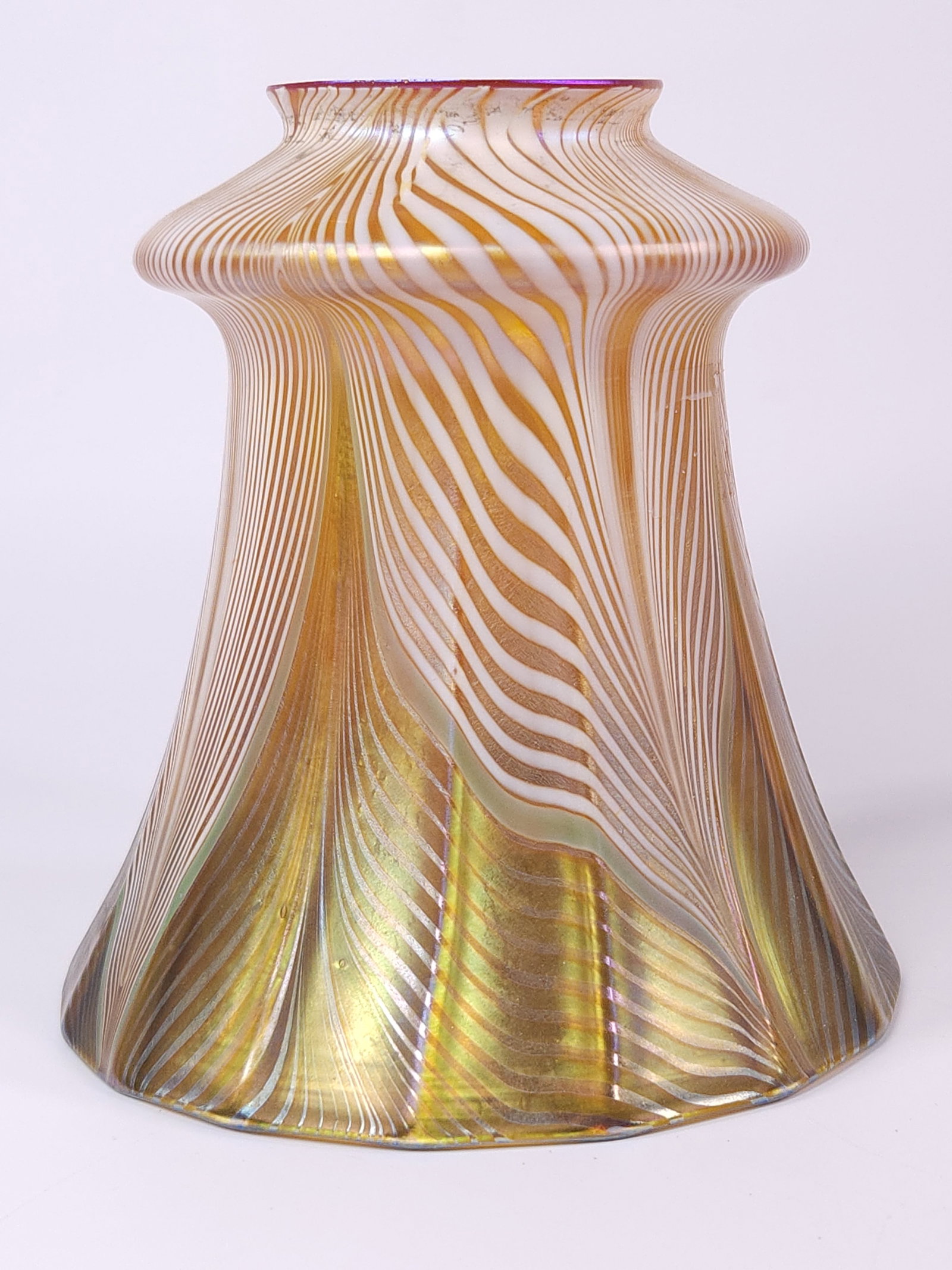 QUEZAL ART GLASS PULLED FEATHER LAMP SHADE (1 of 9)