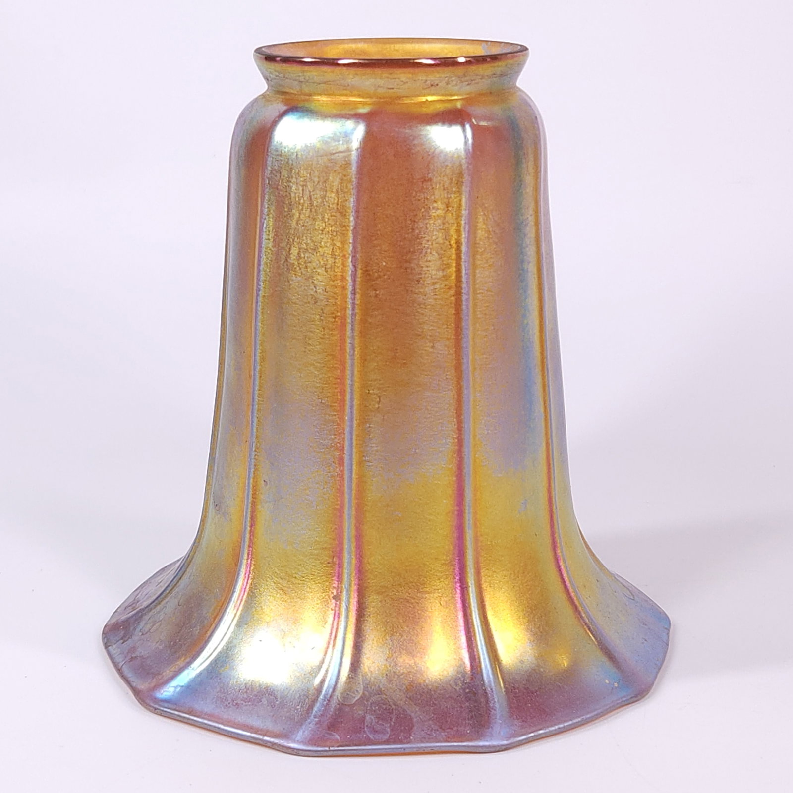 UNSIGNED IRIDESCENT CARNIVAL GLASS LAMP SHADE (1 of 5)
