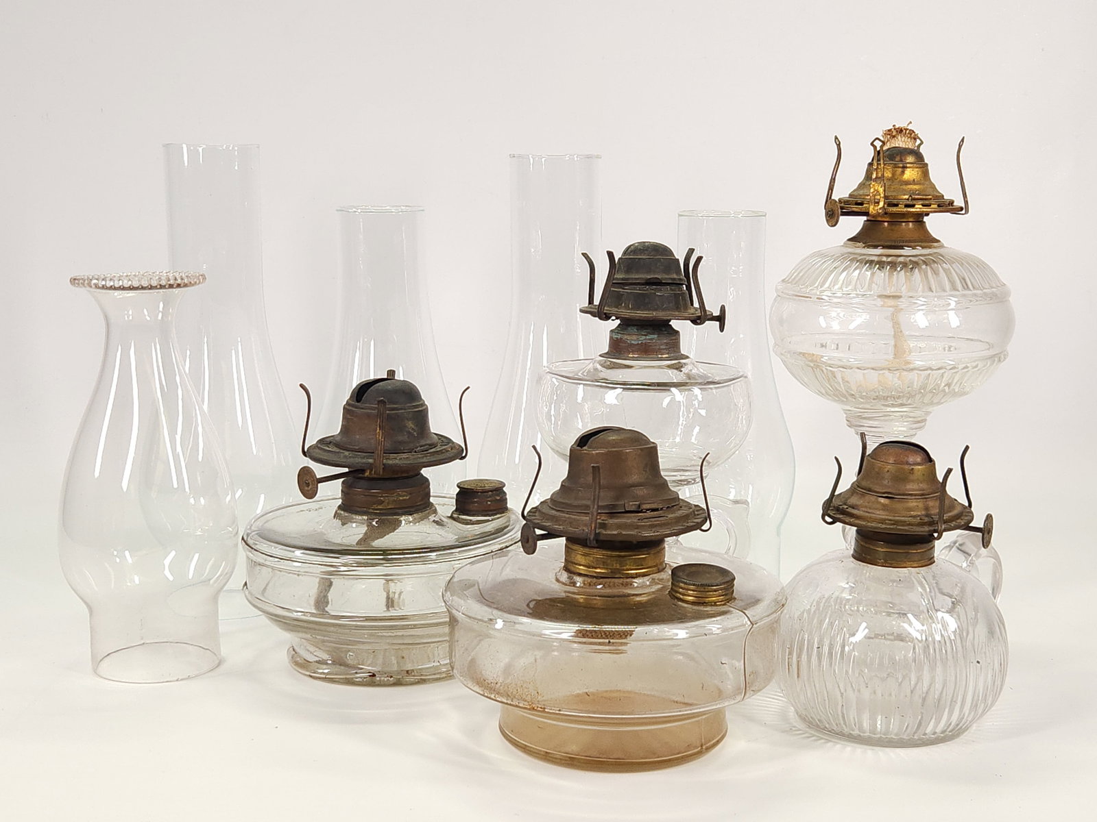ASSORTMENT OF ANTIQUE KEROSENE LANTERNS: ALL REMAIN IN GOOD CONDITION, SHOWING TYPICAL WEAR.