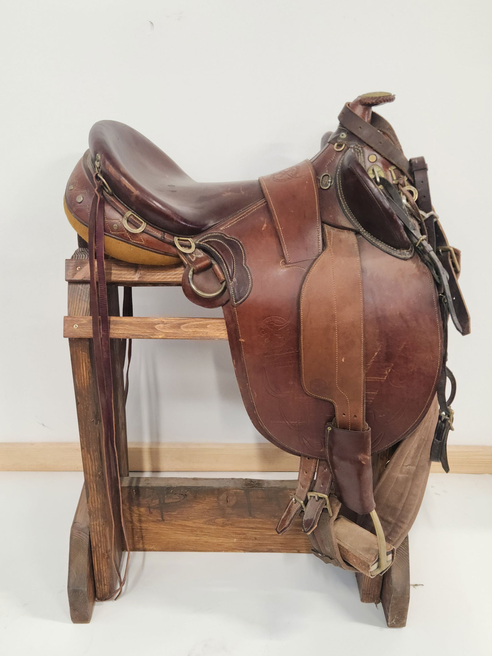 THE AUSTRALIAN STOCK SADDLE COMPANY SADDLE ON STAND (1 of 4)