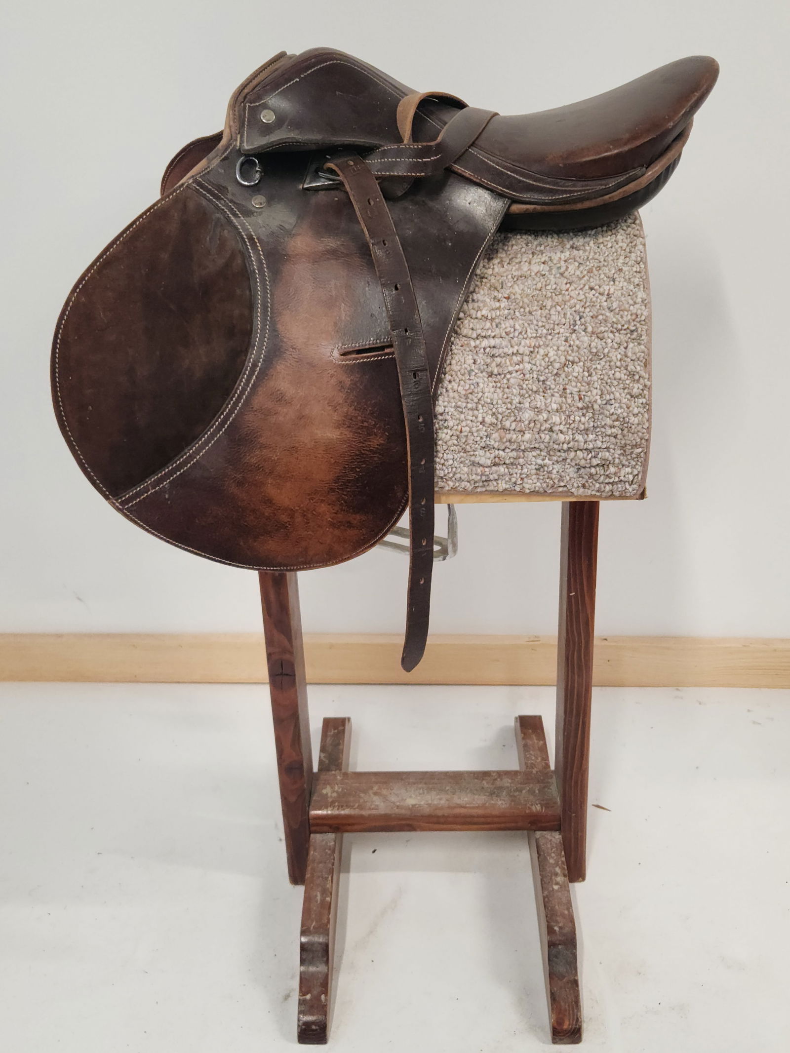 LEATHER ENGLISH SADDLE WITH STIRRUPS  & STAND (1 of 4)