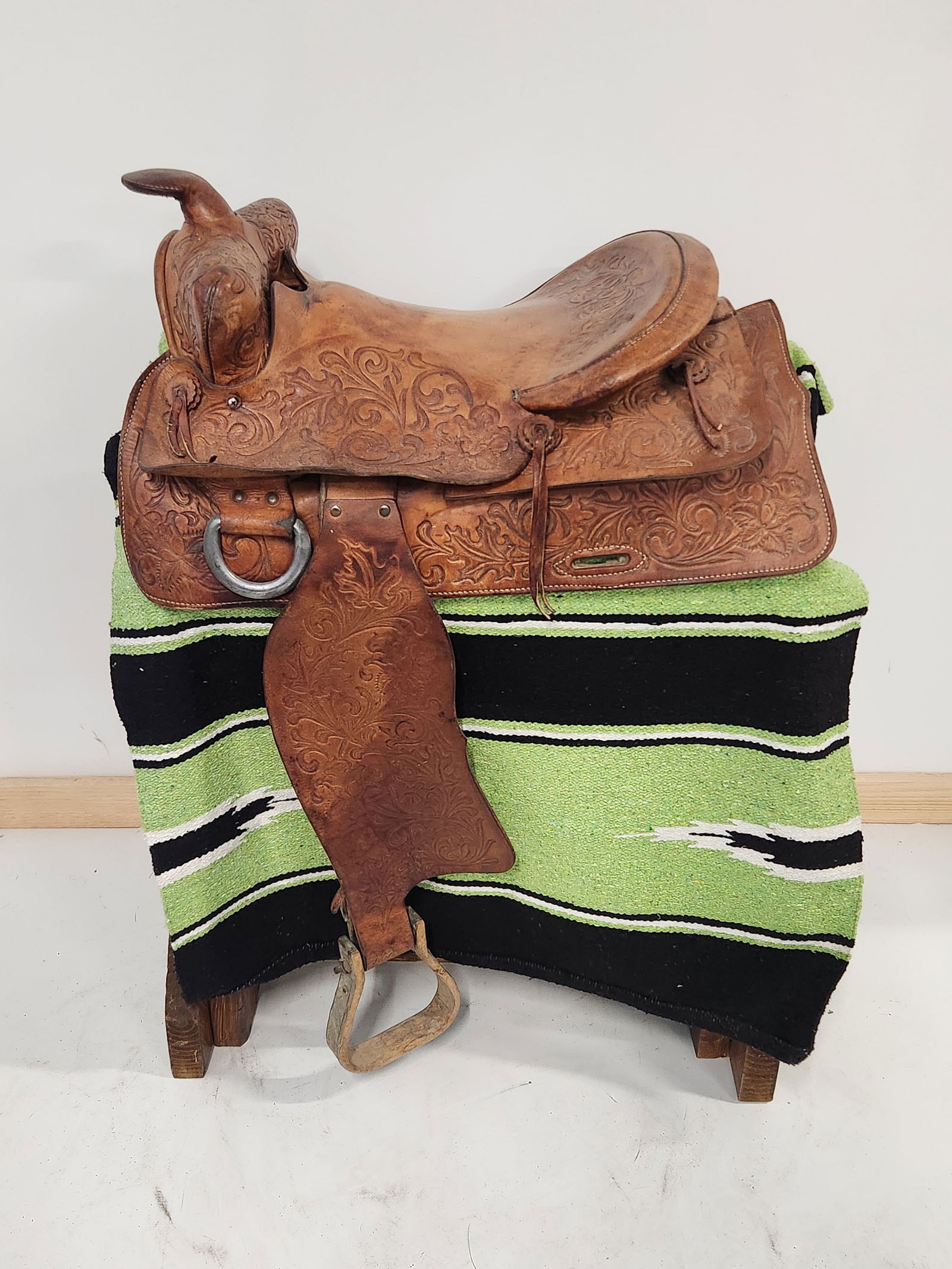 WESTERN LEATHER HORSE SADDLE WITH STAND (1 of 4)
