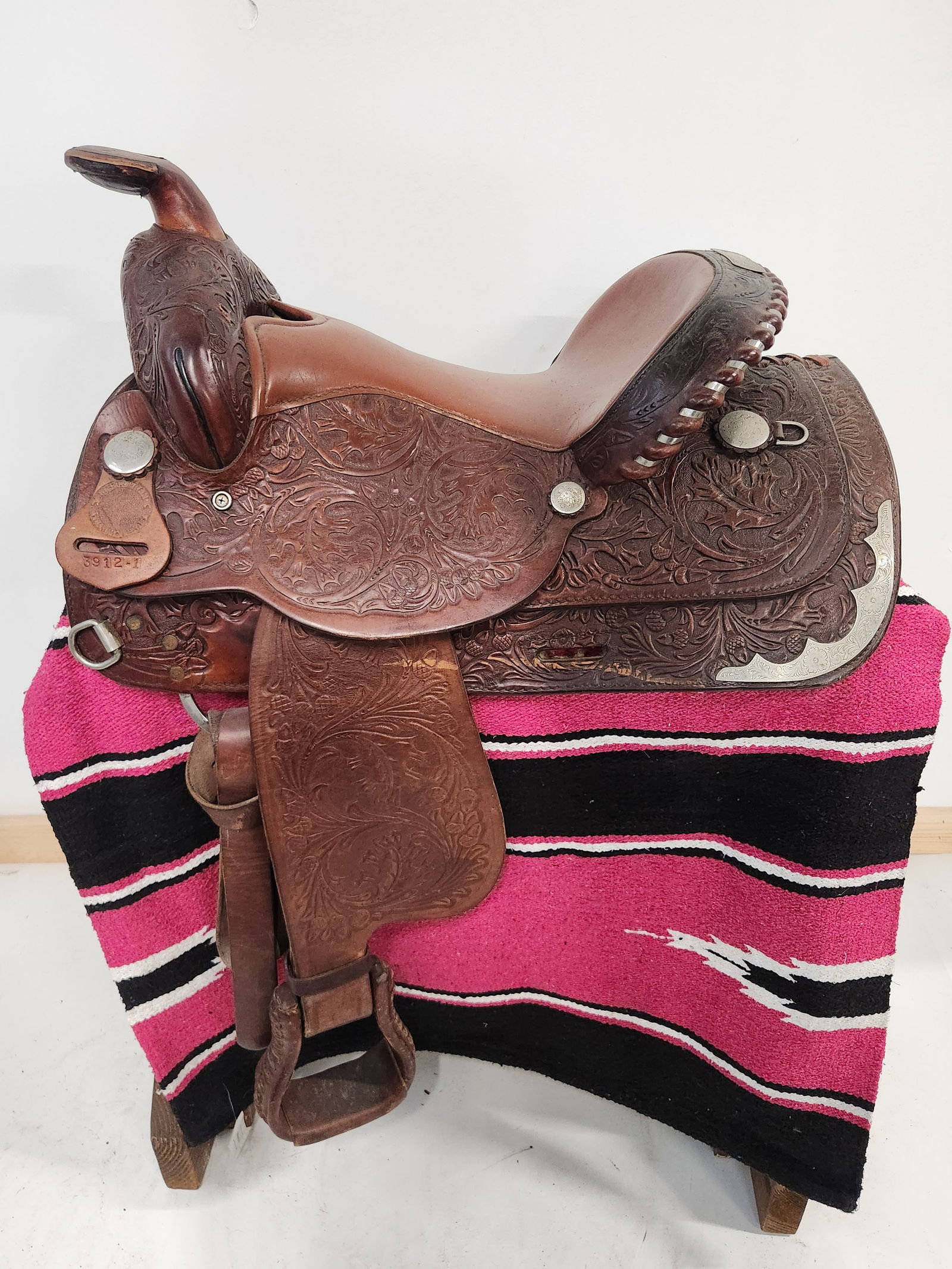 WESTERN LEATHER HORSE SADDLE WITH STAND (1 of 4)