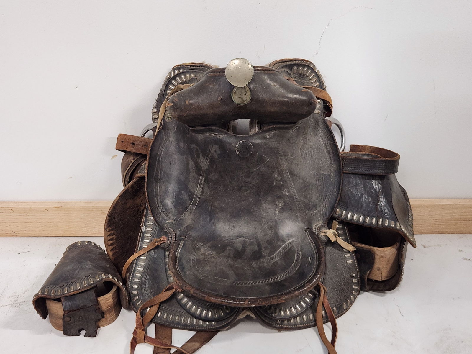 WESTERN LEATHER HORSE SADDLE WITH STAND (1 of 5)
