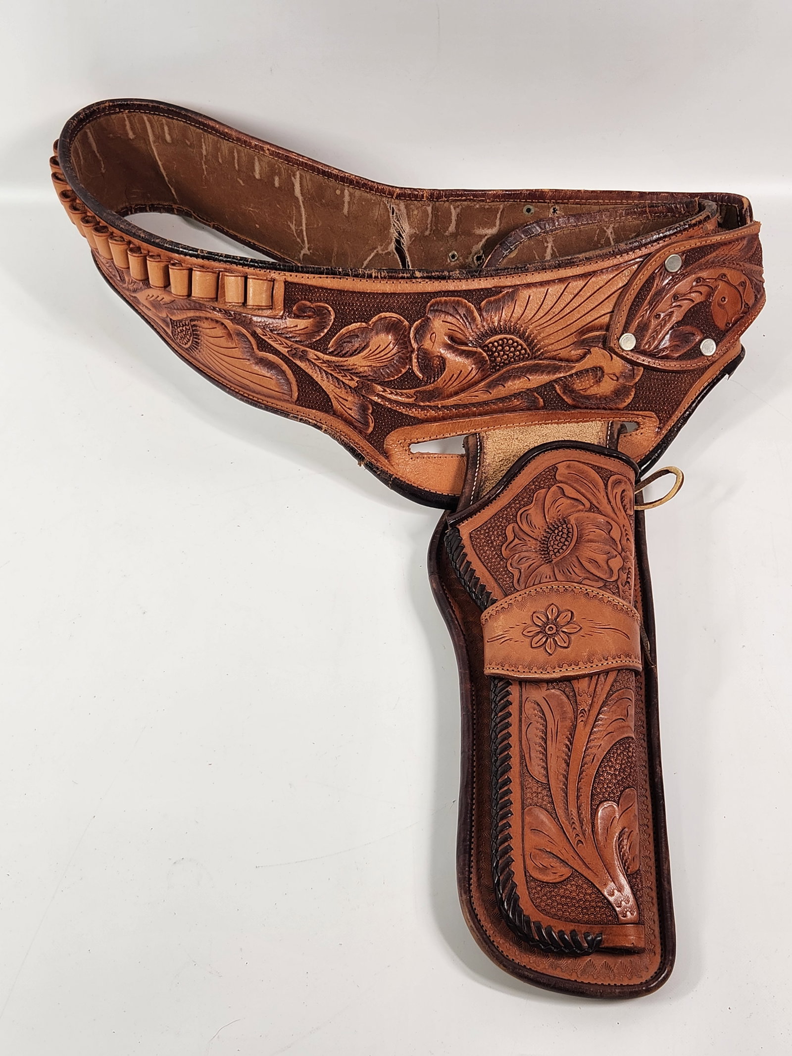 TOOLED LEATHER BELT GUN HOLSTER: REMAINS IN GOOD CONDITION WITH DETAILED FLORAL PATTERN