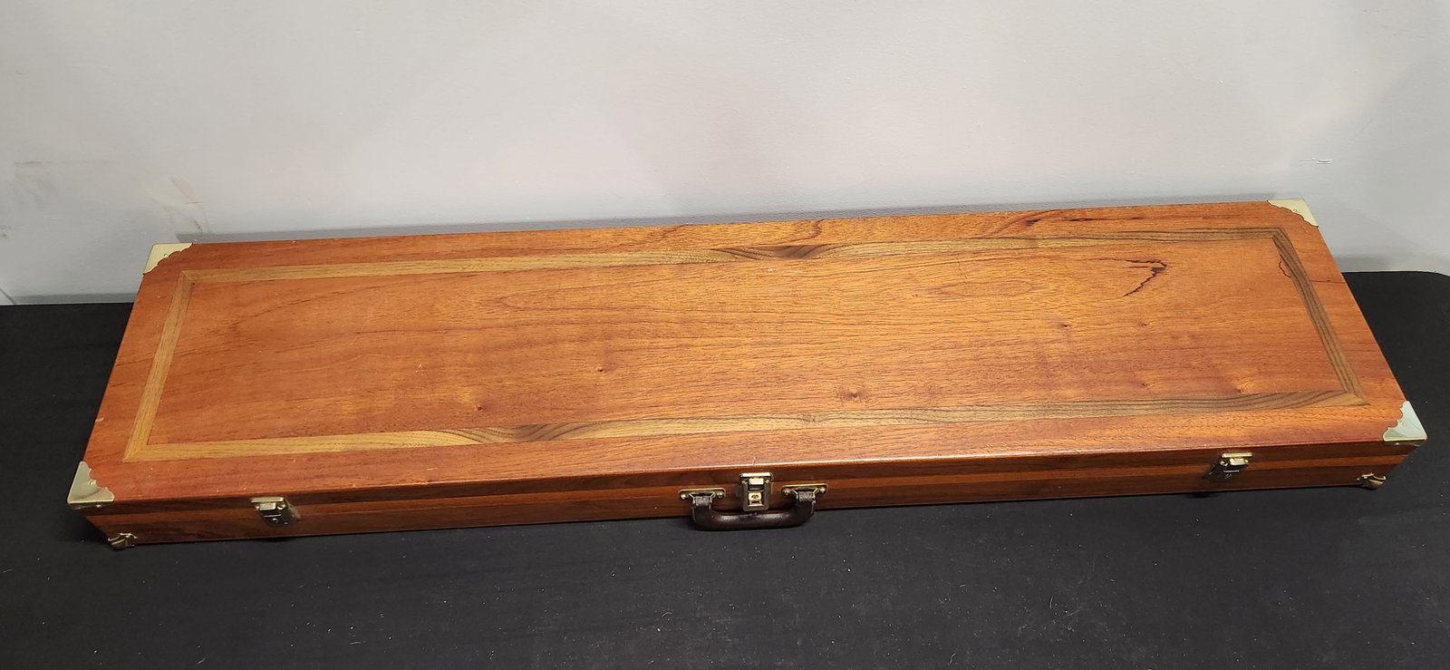 WOODEN GUN CASE: CASE REMAINS IN GOOD CONDITION WITH METAL CORNER COVERS