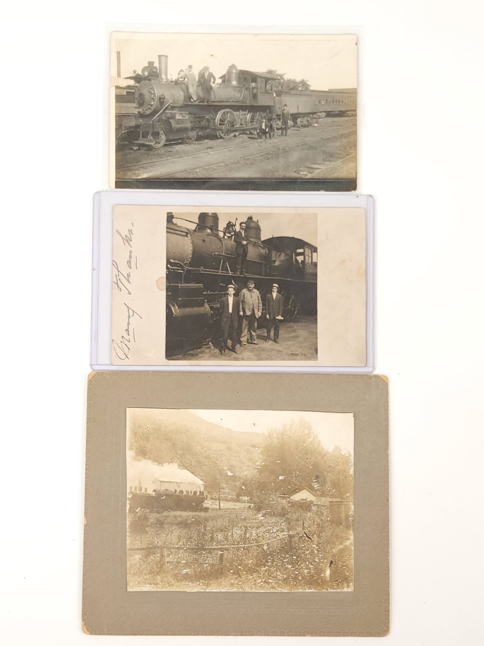 ANTIQUE STEAM ENGINE TRAIN PHOTOGRAPH & POSTCARDS (1 of 5)
