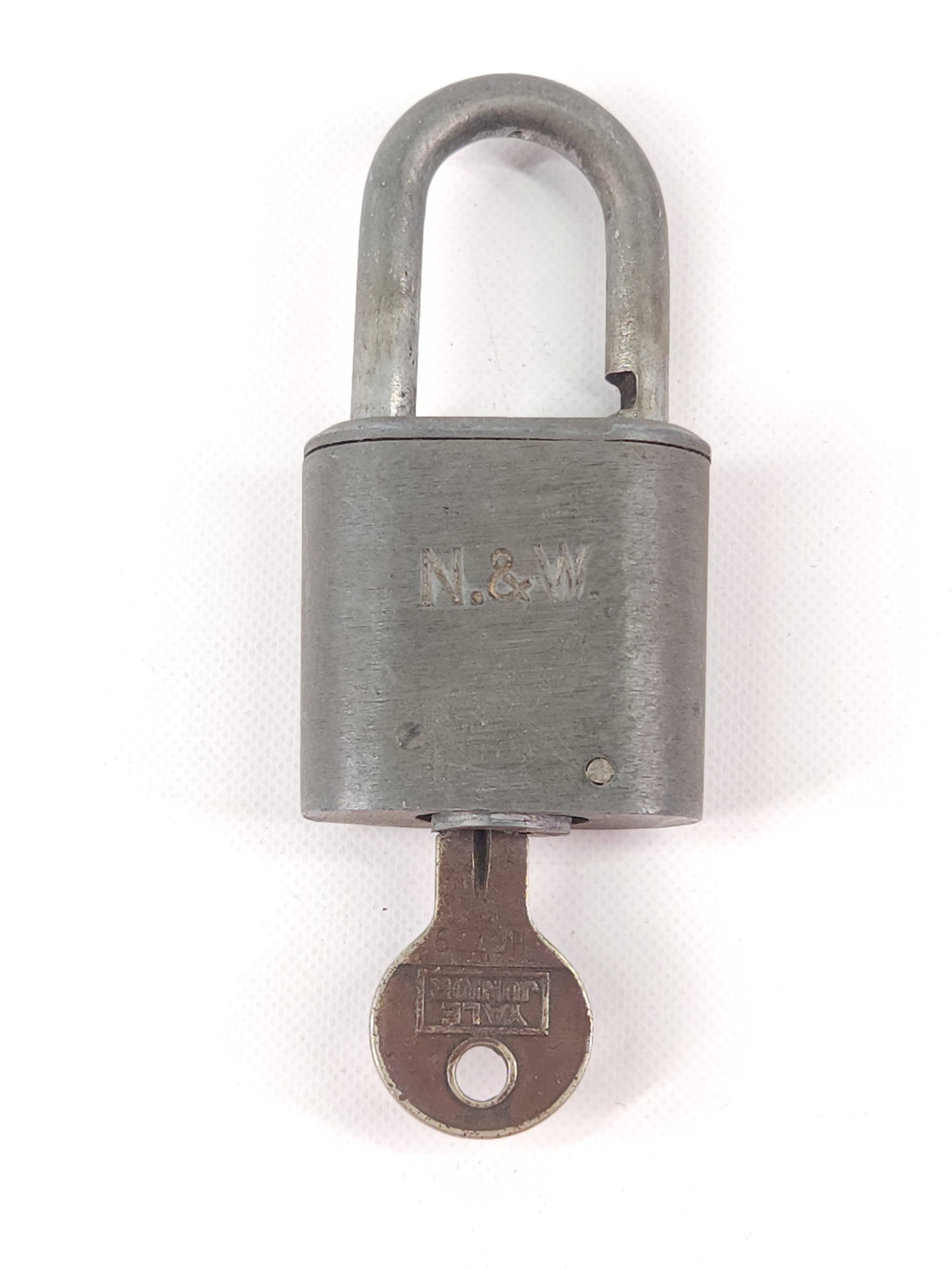 NORFOLK & WESTER SLAYMAKER RAILROAD LOCK W/ KEY: REMAINS IN GOOD USED CONDITION, SHOWING SOME TYPICAL WEAR.