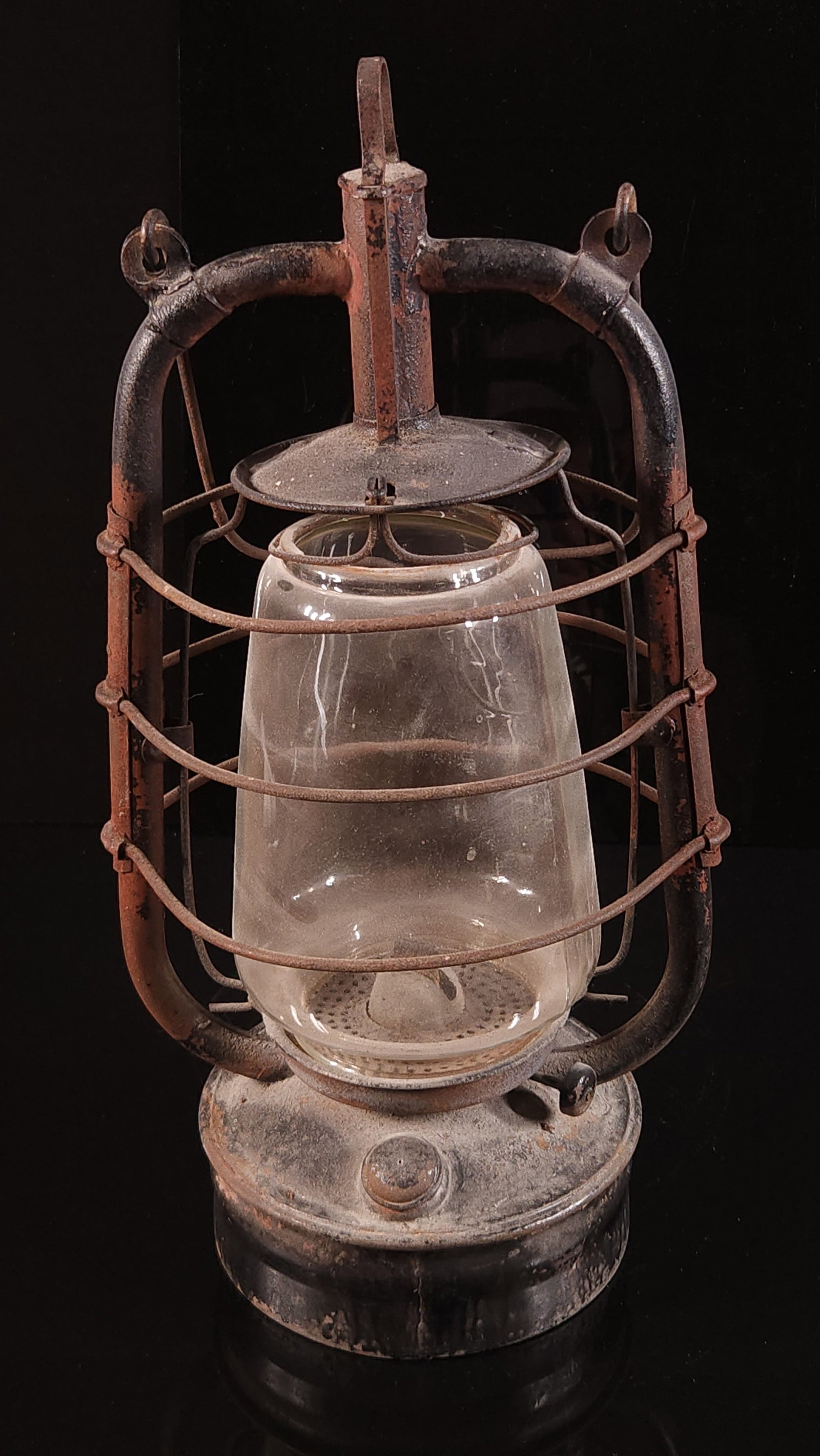 UNMARKED RAILROAD LANTERN W/ V IN CLOVER SHADE: REMAINS IN POOR CONDITION, SHOWING PAINT WEAR THROUGHOUT. RUSTY HANDLE. 11.5 INCHES TALL.