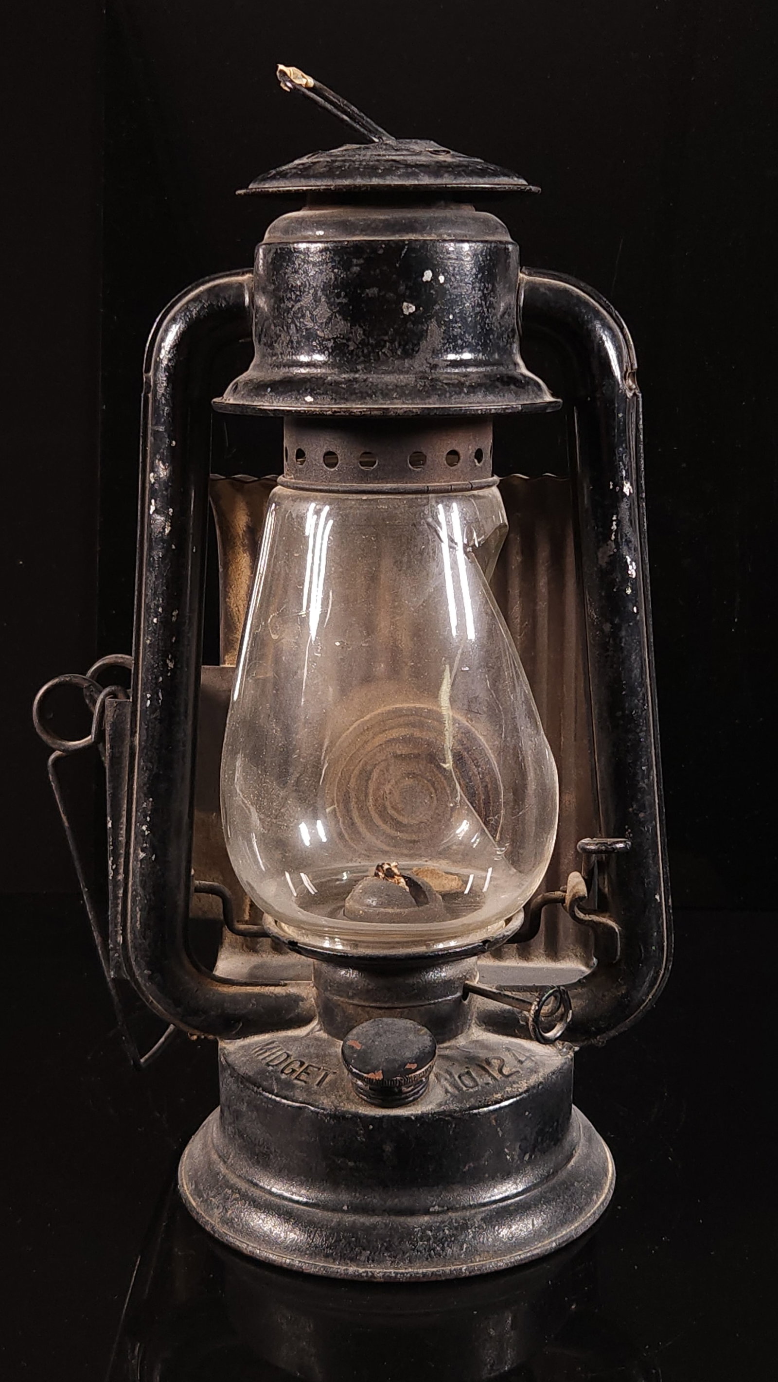 EMBURY MFG. WIZARD NO. 24 LANTERN: REMAINS IN FAIR TO GOOD USED CONDITION, SHOWING SOME TYPICAL WEAR. GLOBE IS DAMAGED. 12.5 INCHES TALL.