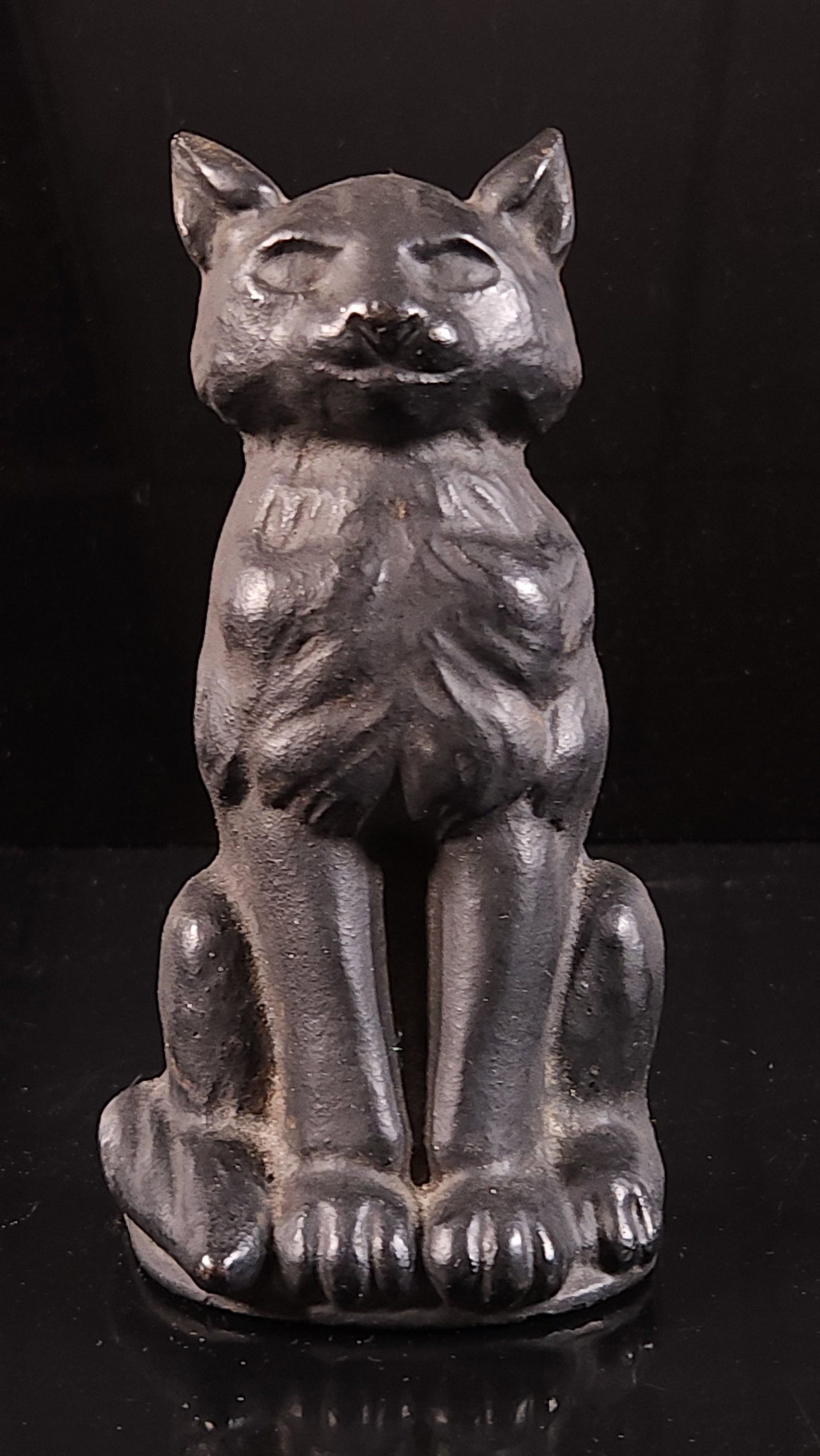 ANTIQUE CAST IRON SITTING CAT DOORSTOP (1 of 3)