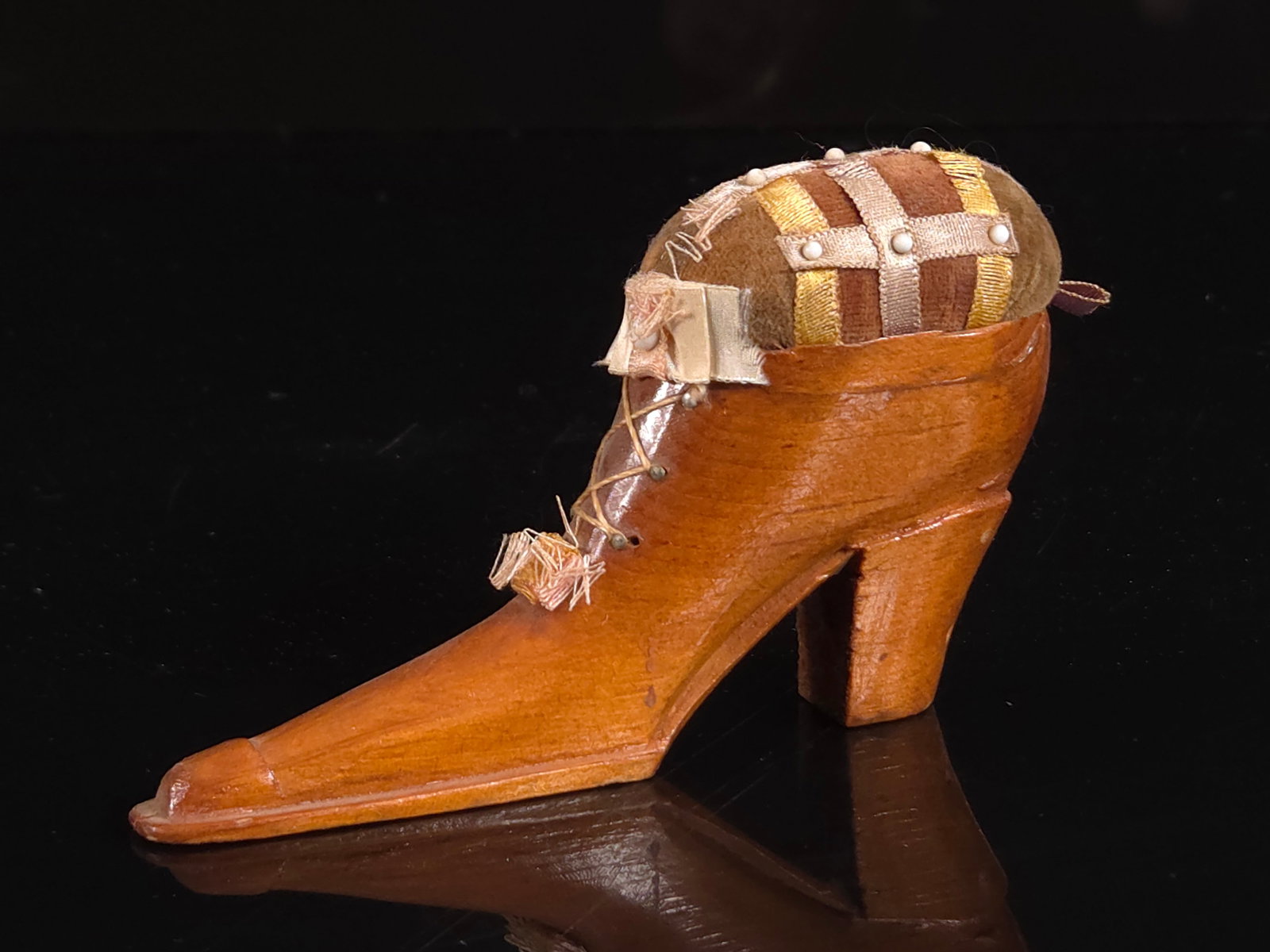 ANTIQUE PRIMITIVE WOOD LADIES SHOE PIN CUSHION: REMAINS IN GOOD CONDITION, SHOWING SOME TYPICAL WEAR. 4.5 INCHES BY 3 INCHES.