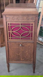 ANTIQUE OAK EDISON FLOOR MODEL PHONOGRAPH: REMAINS IN GOOD CONDITION, SHOWING ONLY SOME TYPICAL WEAR. UNTESTED. STANDS APPROXIMATELY 43" TALL BY 18 3/4" WIDE BY 19 1/2" DEEP. **PLEASE NOTE** THIS ITEM IS NOT AVAILABLE FOR SHIPPING. LOCAL PICKU