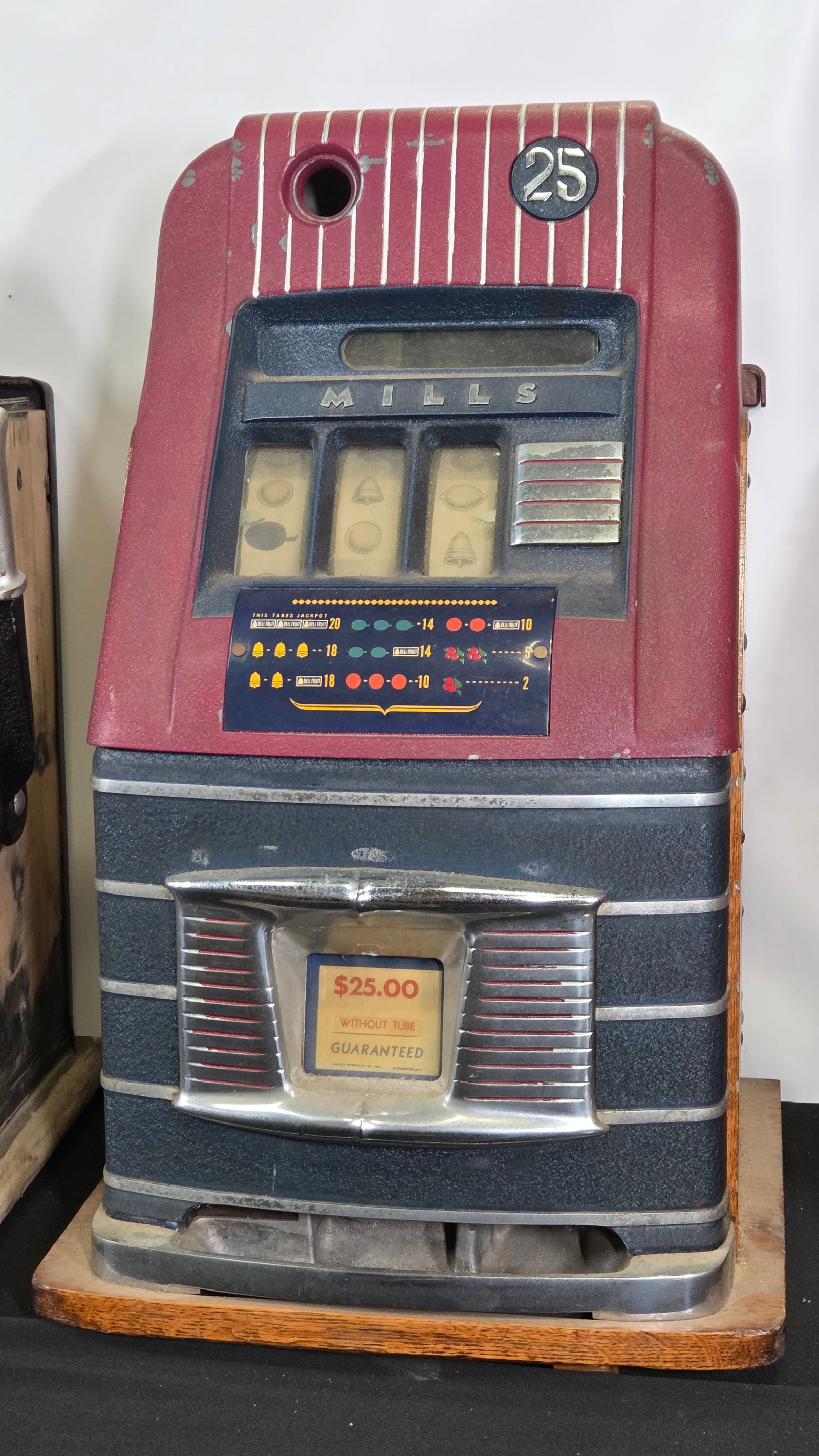 25 CENT MILLS HIGH TOP SLOT MACHINE (1 of 5)