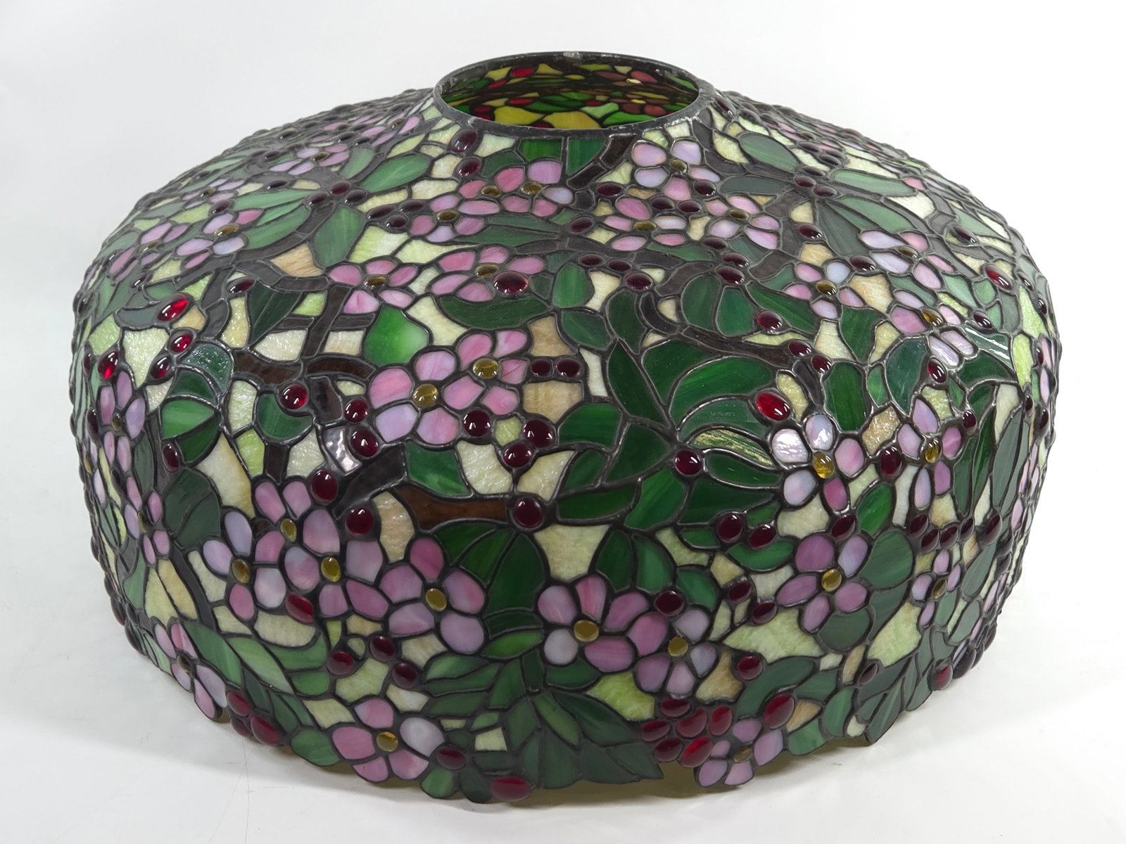 ANTIQUE LEADED GLASS LAMP SHADE: REMAINS IN GOOD CONDITION, SHOWING SOME TYPICAL WEAR.