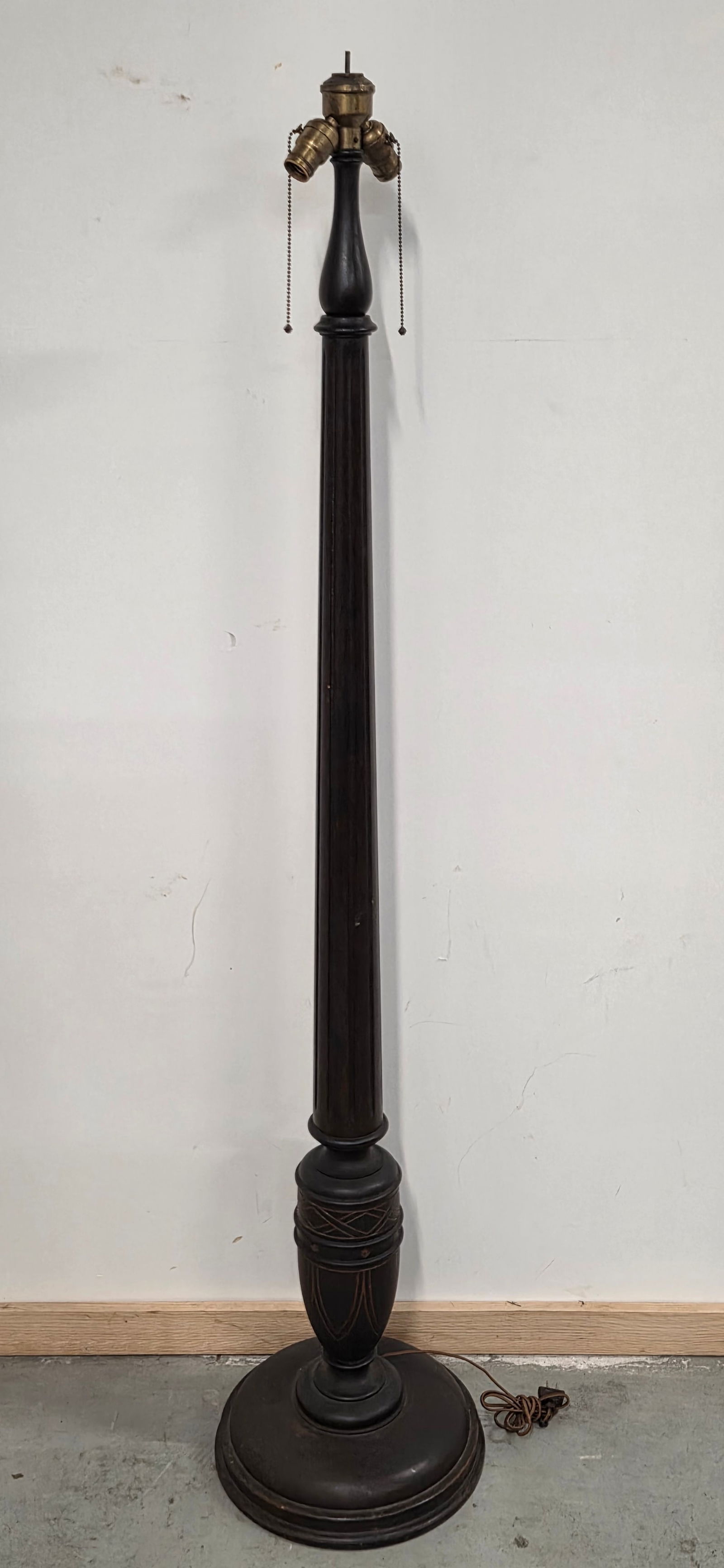 LARGE WOOD FLOOR MODEL LAMP (1 of 4)