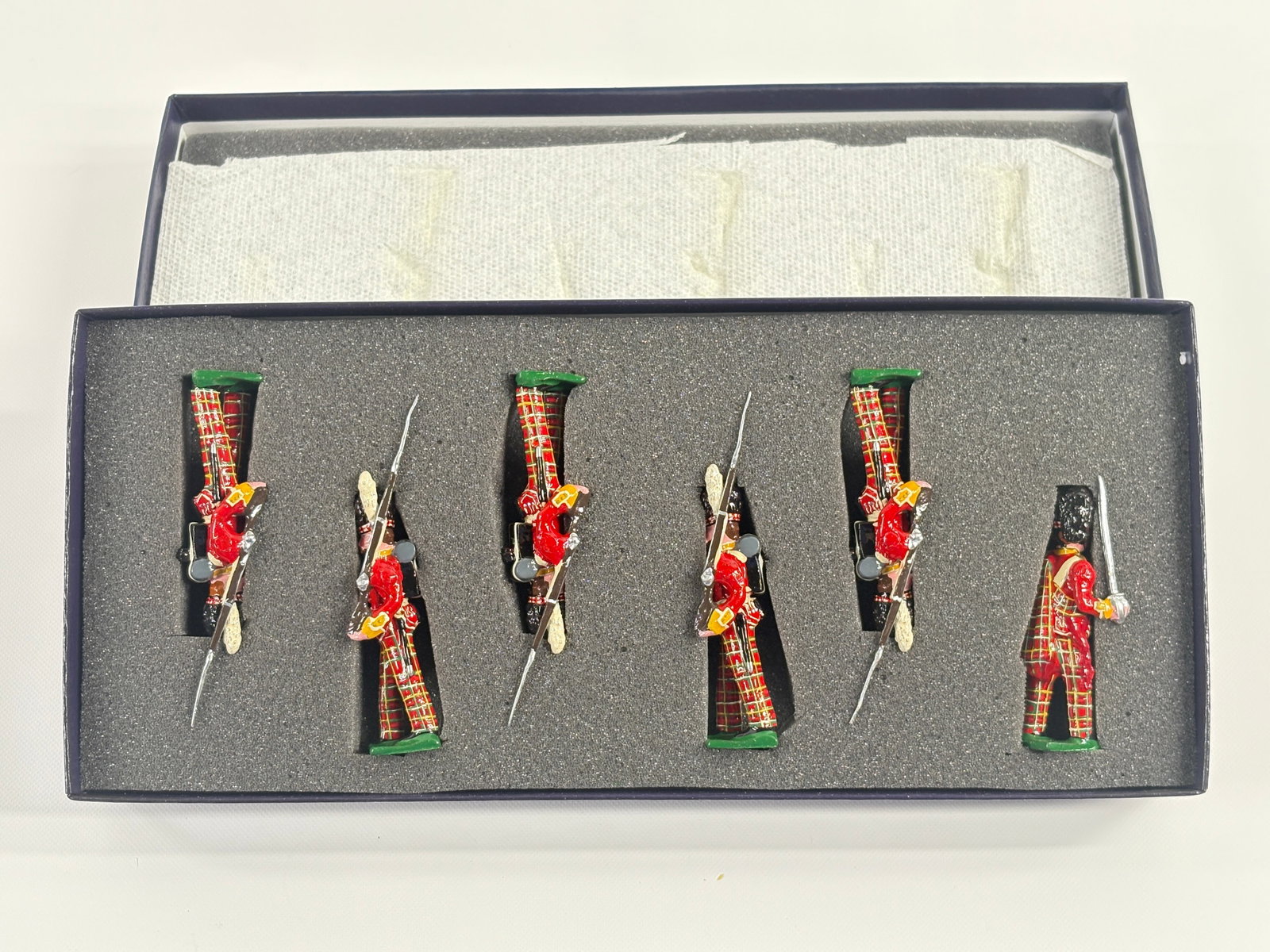 EDMUNDS 72ND DUKE OF ALBANY HIGHLANDERS 1850: REMAINS IN VERY GOOD CONDITION, SHOWING SOME WEAR FROM INSERT, NEED WIPED DOWN. BOX SHOWING SOME WEAR.