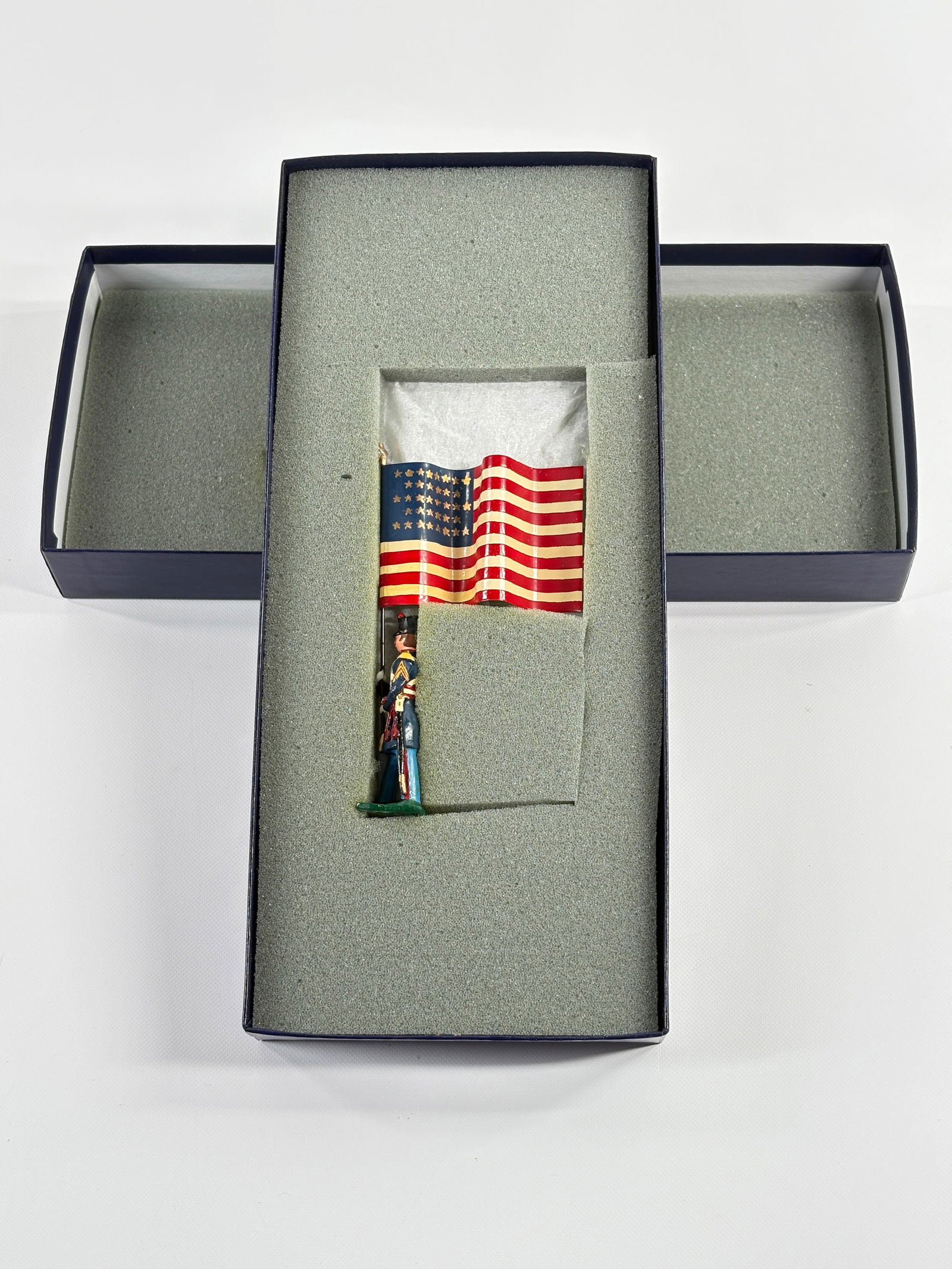 EDMUNDS US MARINE CORPS EDITION B FLAG: REMAINS IN VERY GOOD CONDITION, SHOWING SOME WEAR FROM INSERT, NEED WIPED DOWN. BOX SHOWING SOME WEAR.