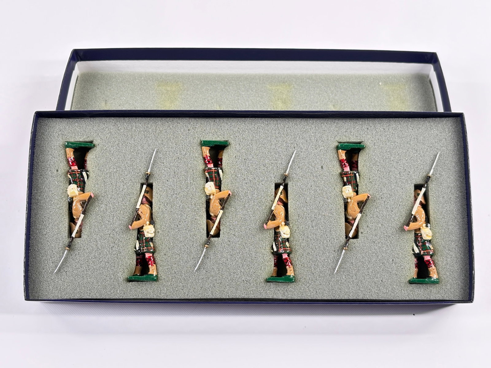 EDMUNDS 1ST BATTALION CAMERON HIGHLANDERS: REMAINS IN VERY GOOD CONDITION, SHOWING SOME WEAR FROM INSERT, NEED WIPED DOWN. BOX SHOWING SOME WEAR.