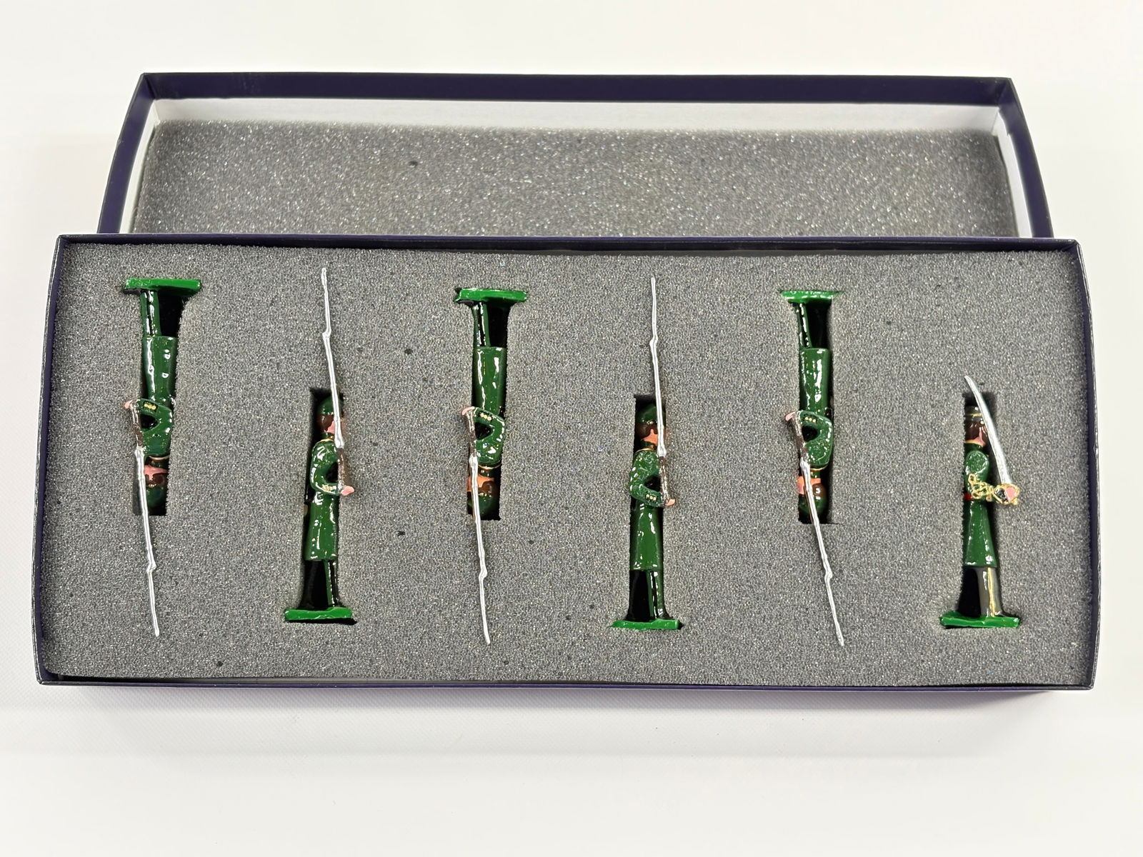 EDMUNDS 6TH BATTALION VIRGINIA ALEXANDRIA RIFLES 1861: REMAINS IN VERY GOOD CONDITION, SHOWING SOME WEAR FROM INSERT, NEED WIPED DOWN. BOX SHOWING SOME WEAR.