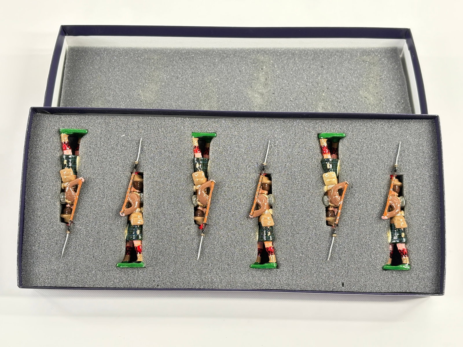 EDMUNDS 5TH BATTALION BLACK WATCH S. AFRICA: REMAINS IN VERY GOOD CONDITION, SHOWING SOME WEAR FROM INSERT, NEED WIPED DOWN. BOX SHOWING SOME WEAR.