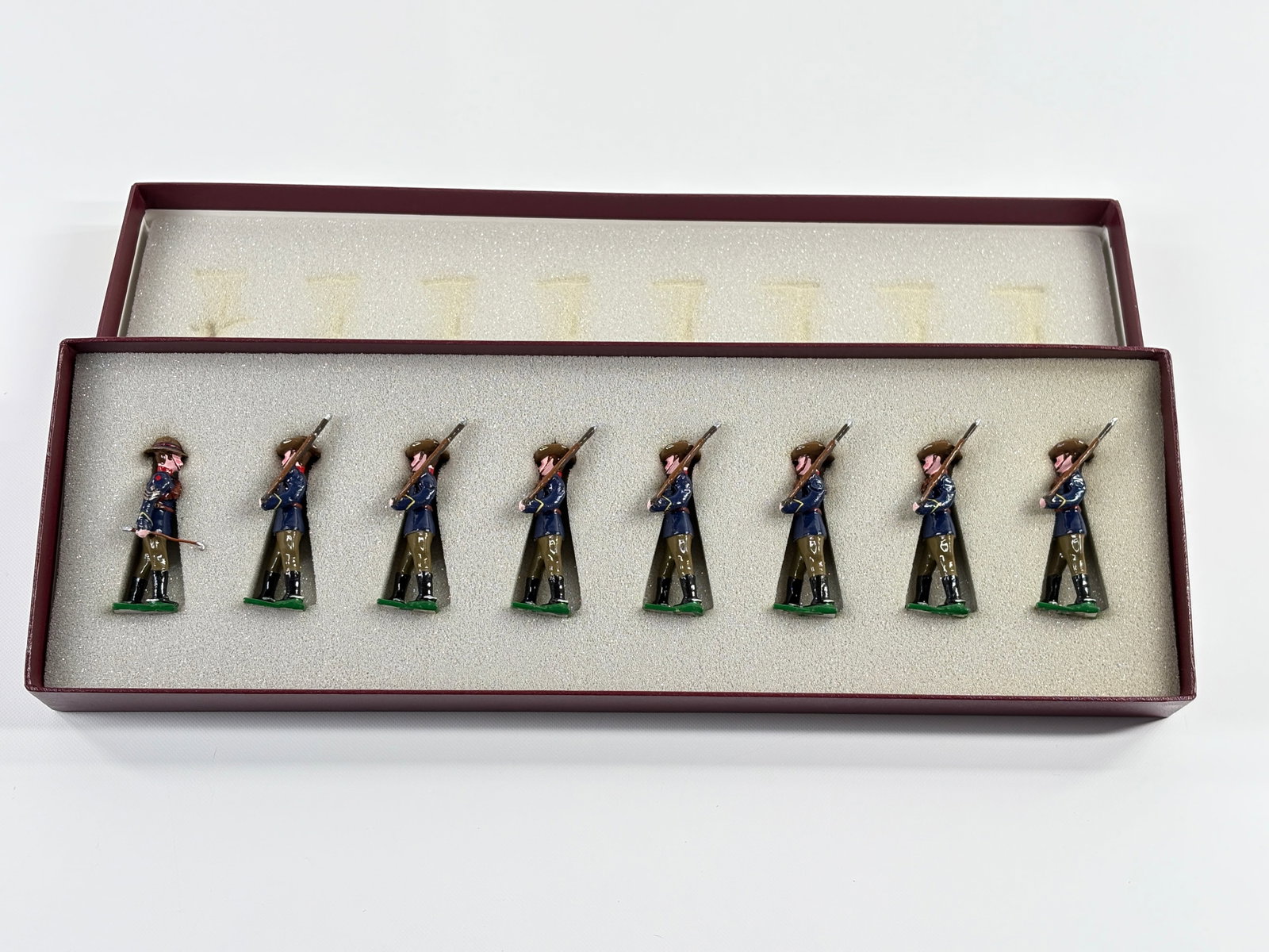 EDMUNDS ROYAL AUSTRALIAN ARTILLERY SOLDIERS: REMAINS IN VERY GOOD CONDITION, SHOWING SOME WEAR FROM INSERT, NEED WIPED DOWN. BOX SHOWING SOME WEAR.
