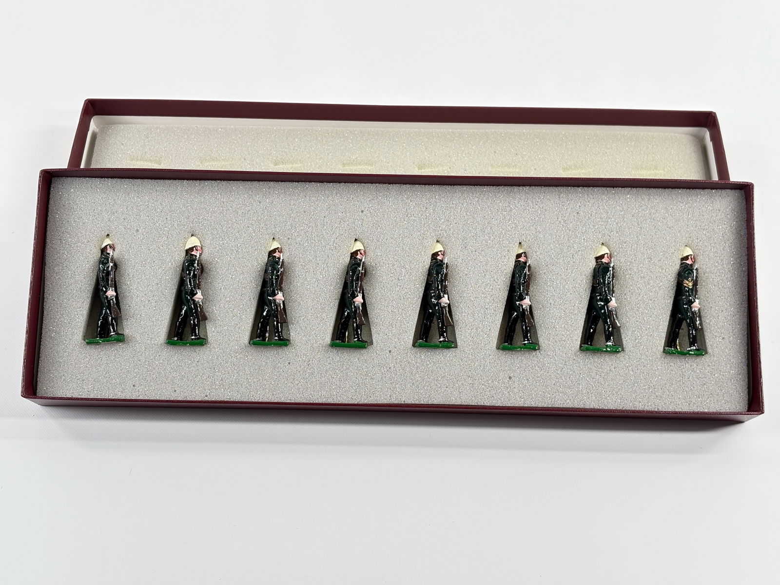 EDMUNDS DIAMOND JUBILEE QUEEN VICTORIA CAPE RIFLES: REMAINS IN VERY GOOD CONDITION, SHOWING SOME WEAR FROM INSERT, NEED WIPED DOWN. BOX SHOWING SOME WEAR.