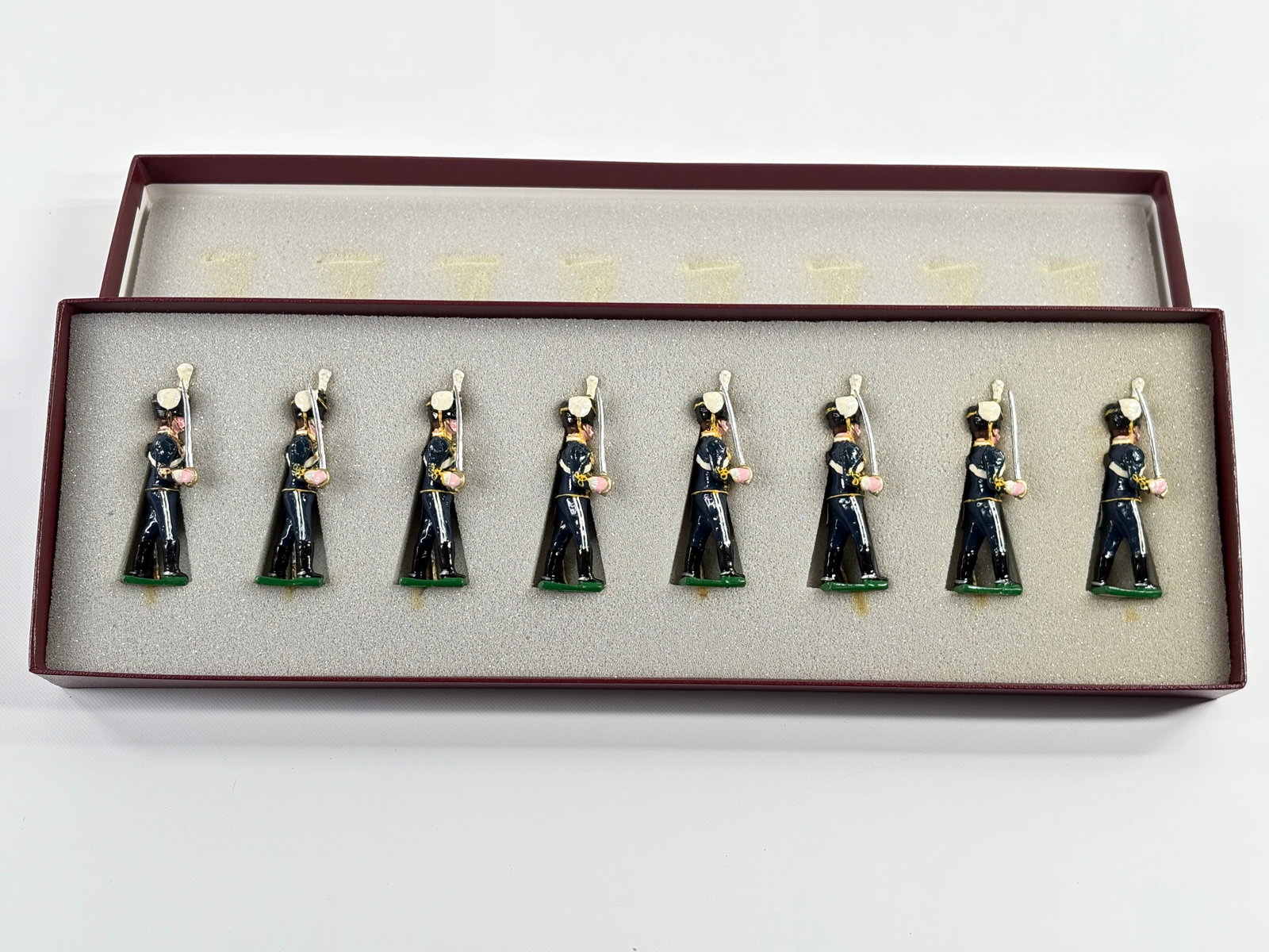 EDMUNDS DIAMOND JUBILEE QUEEN VICTORIA KINGS HUSSARS: REMAINS IN VERY GOOD CONDITION, SHOWING SOME WEAR FROM INSERT, NEED WIPED DOWN. BOX SHOWING SOME WEAR.