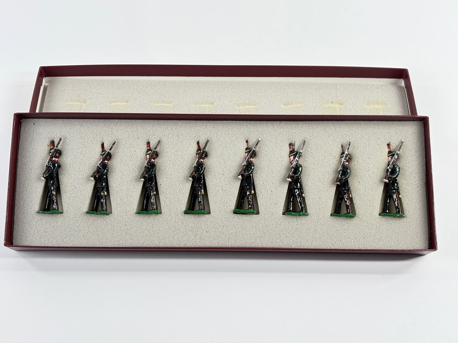EDMUNDS DIAMOND JUBILEE QUEEN VICTORIA 2ND QUEEN'S OWN: REMAINS IN VERY GOOD CONDITION, SHOWING SOME WEAR FROM INSERT, NEED WIPED DOWN. BOX SHOWING SOME WEAR.