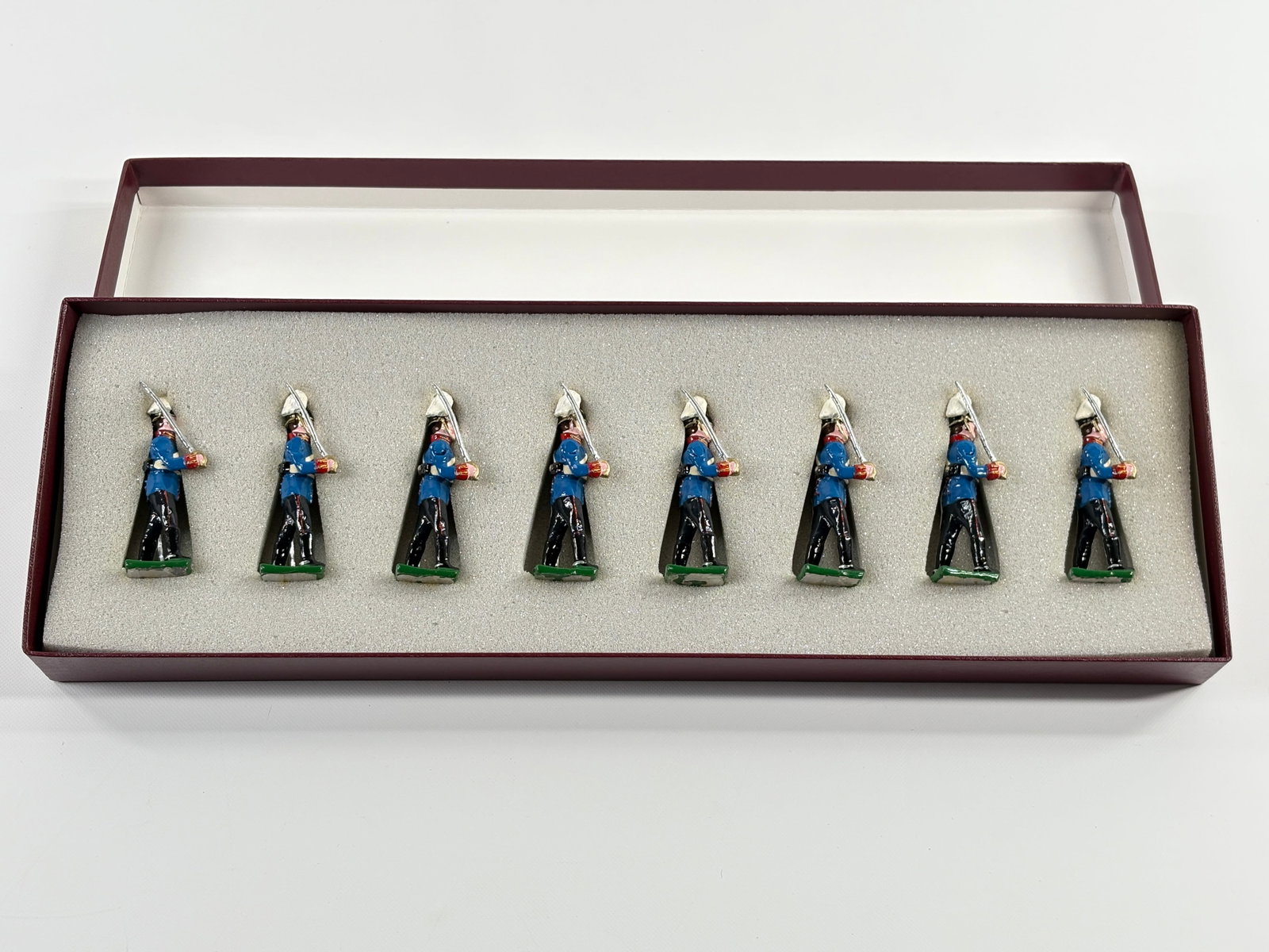 EDMUNDS DIAMOND JUBILEE QUEEN VICTORIA 1ST PRUSSIAN DRAGOONS: REMAINS IN VERY GOOD CONDITION, SHOWING SOME WEAR FROM INSERT, NEED WIPED DOWN. BOX SHOWING SOME WEAR.