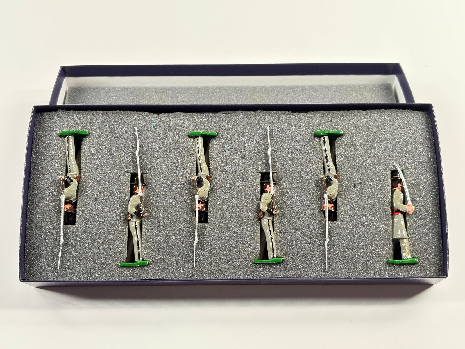 EDMUNDS 1ST TEXAS INFANTRY W/ RIFLES: REMAINS IN VERY GOOD CONDITION, SHOWING SOME WEAR FROM INSERT, NEED WIPED DOWN. BOX SHOWING SOME WEAR.