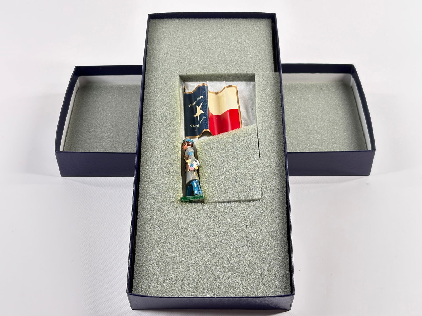 EDMUNDS 1ST TEXAS INFANTRY SOLDIER W/ FLAG: REMAINS IN VERY GOOD CONDITION, SHOWING SOME WEAR FROM INSERT, NEED WIPED DOWN. BOX SHOWING SOME WEAR.