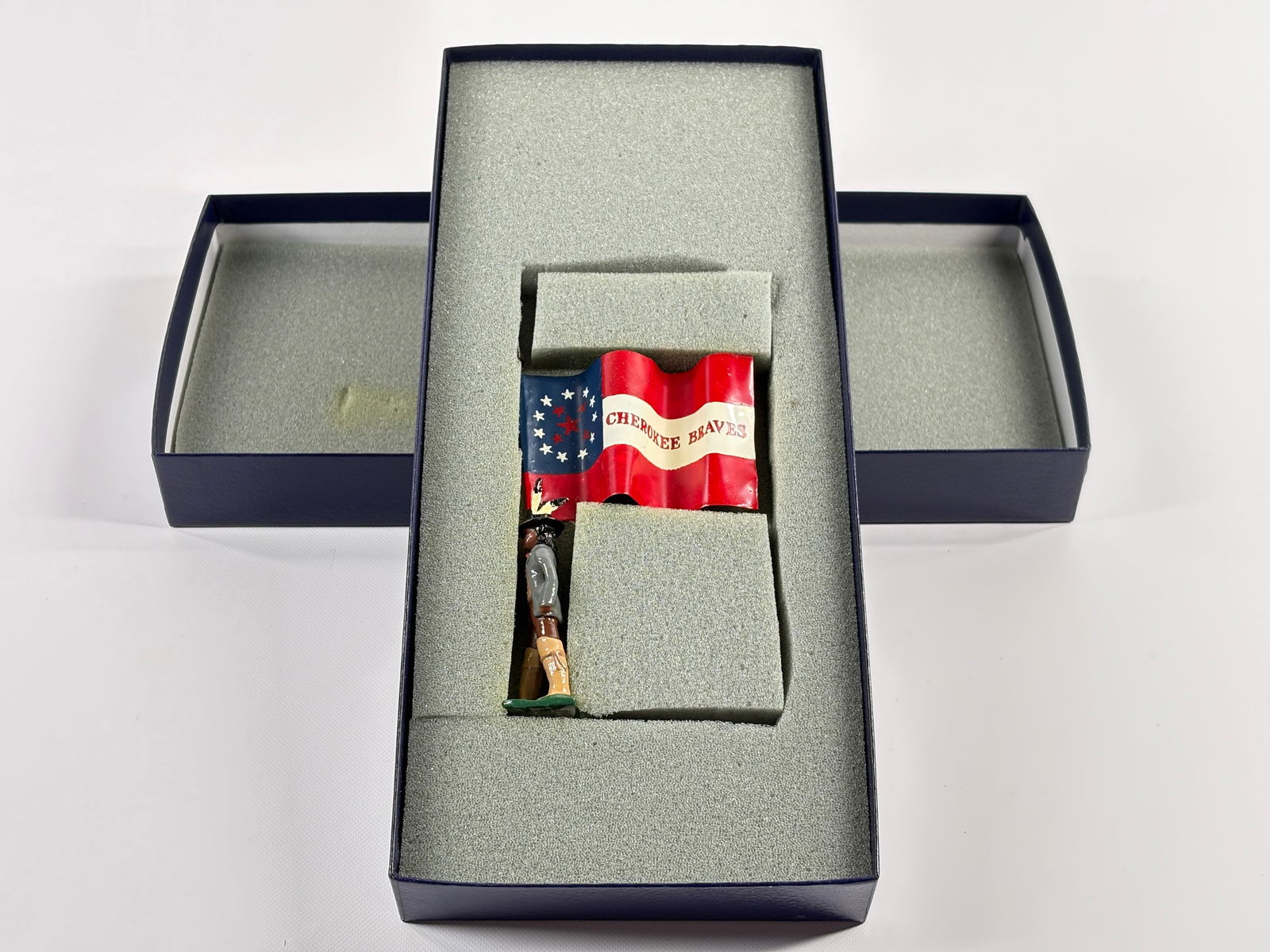 EDMUNDS 1ST CHEROKEE RIFLES DELAWARE FLAG: REMAINS IN VERY GOOD CONDITION, SHOWING SOME WEAR FROM INSERT, NEED WIPED DOWN. BOX SHOWING SOME WEAR.